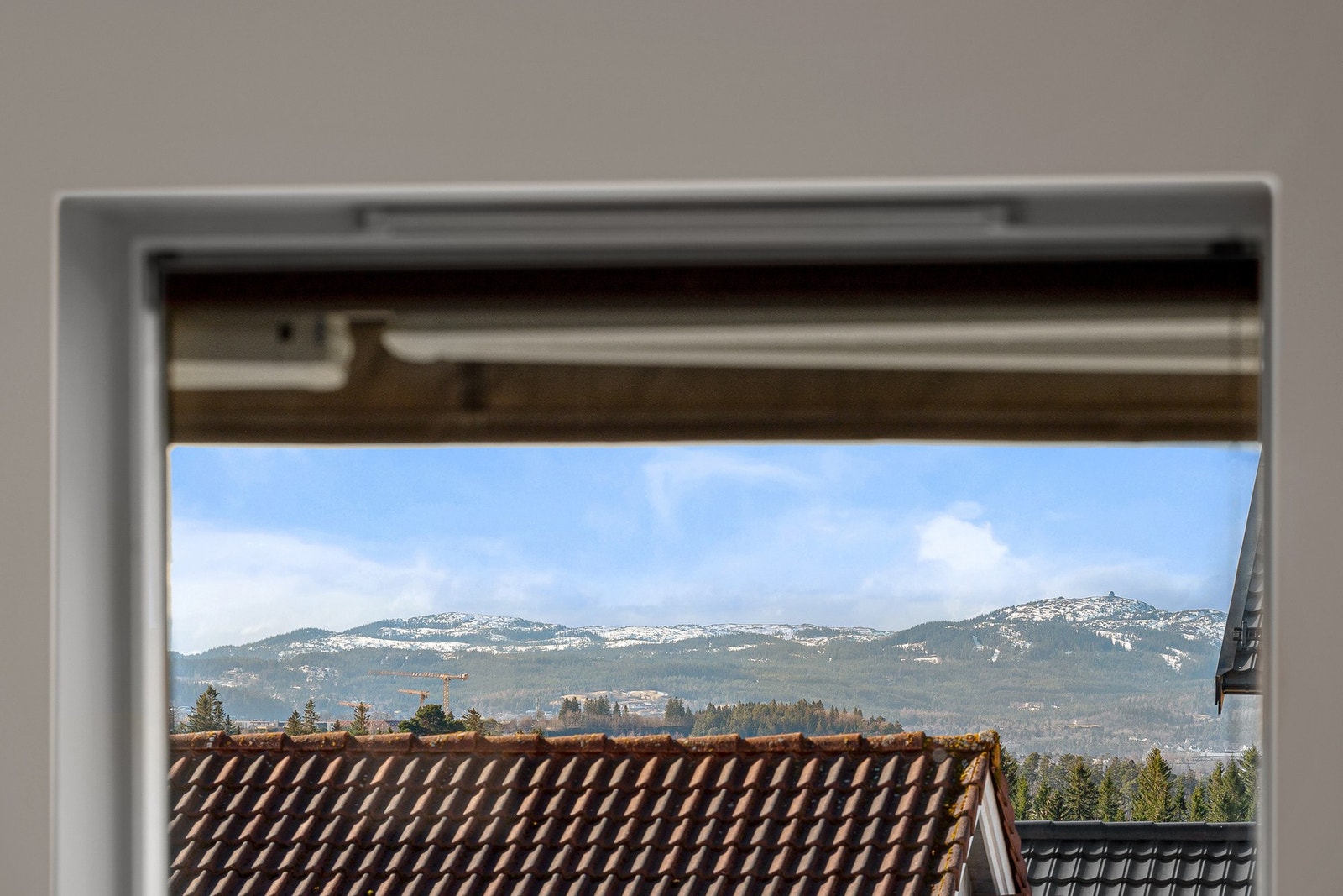 Fin utsikt mot Gråkallen fra stuen. Galleribilde