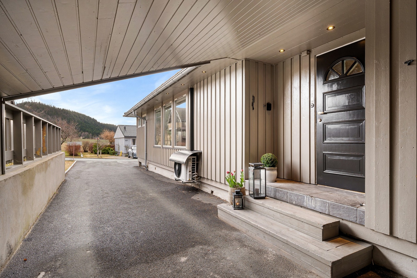 Man får plass til 5 biler på tomten. Galleribilde