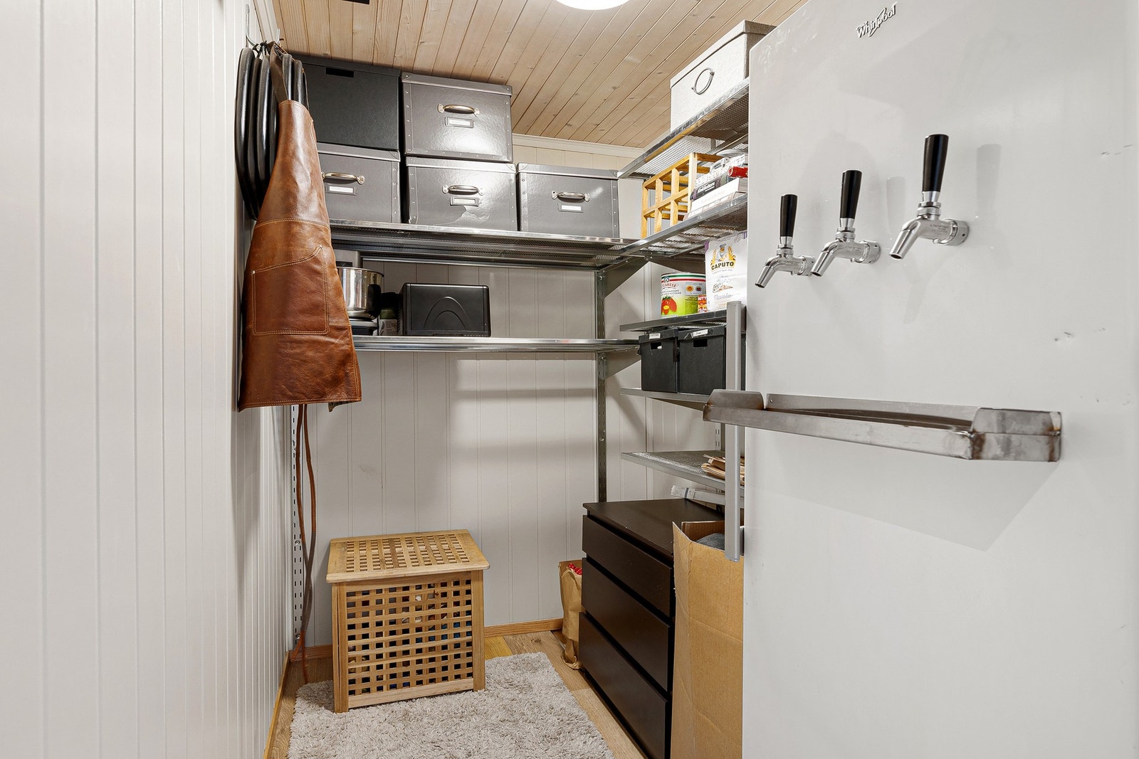 Innvendig bod. Det finnes også et teknisk rom fra 2023 i boligen. Her er det installert vannbårent anlegg fra samme år som gir gulvvarme på begge bad. Det er klargjort for at dette kan bli hovedvarmekilden til huset. Galleribilde