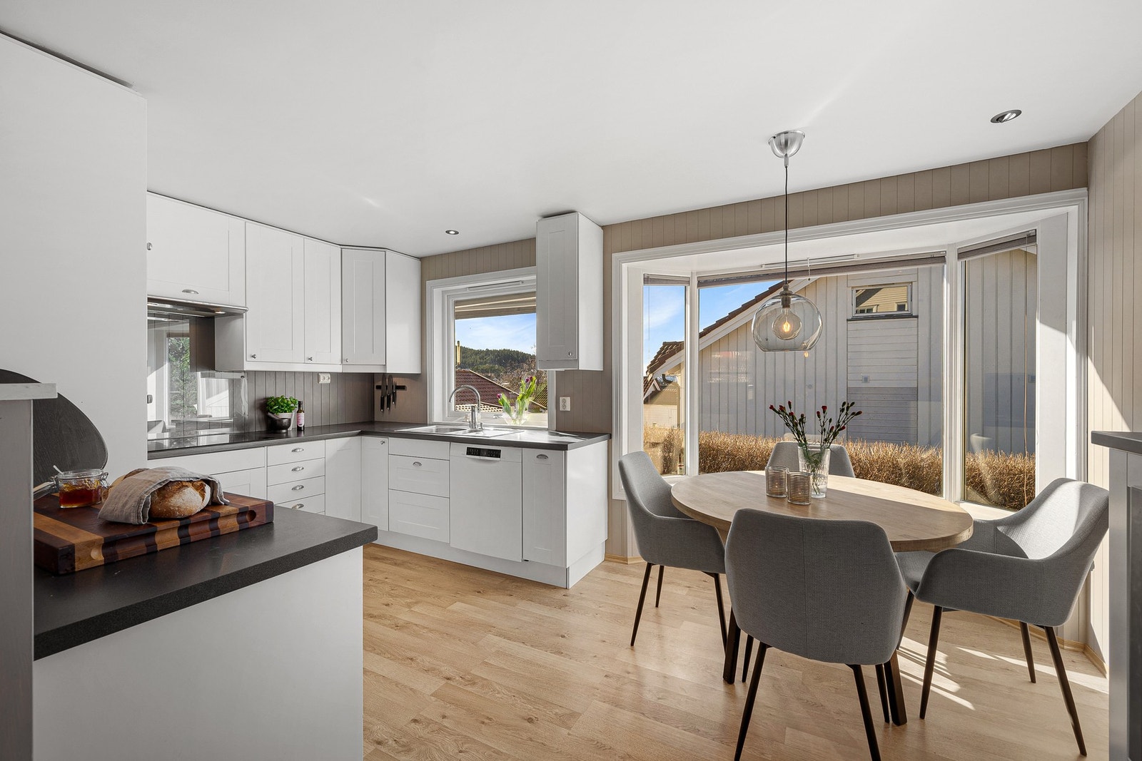 Videre inn mot kjøkkenet er det god plass til et frokostbord. Herlig innslipp av dagslys via karnapp. Galleribilde