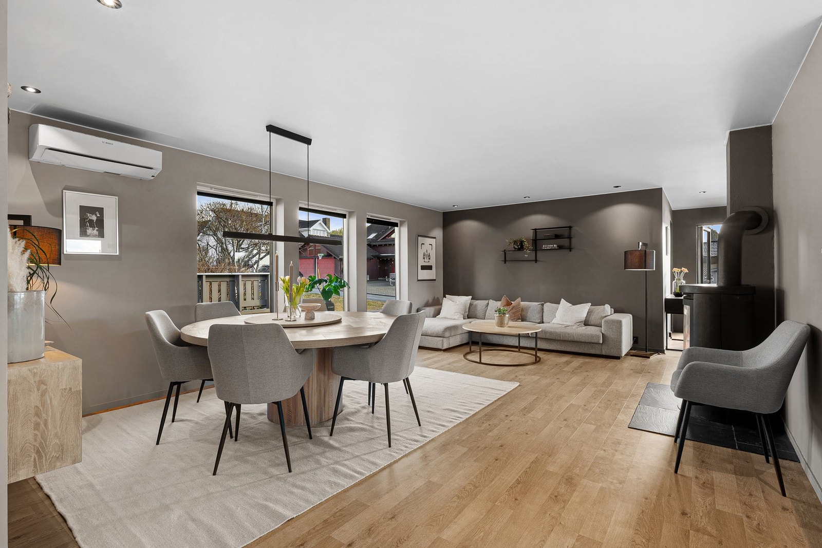 God plass til et stort spisebord. Nye stikk, downlights i tak og ny lampe over spisebord i 2020. Varmepumpe sørger for effektiv oppvarming av boligen. Galleribilde