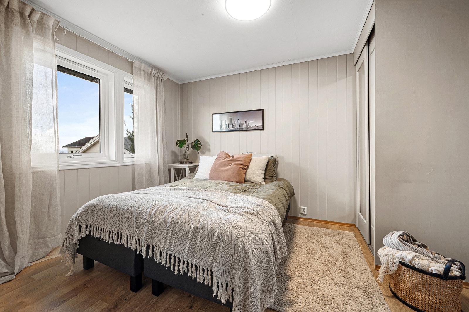 Soverom på 11,6 kvm som ble malt i 2024. Galleribilde