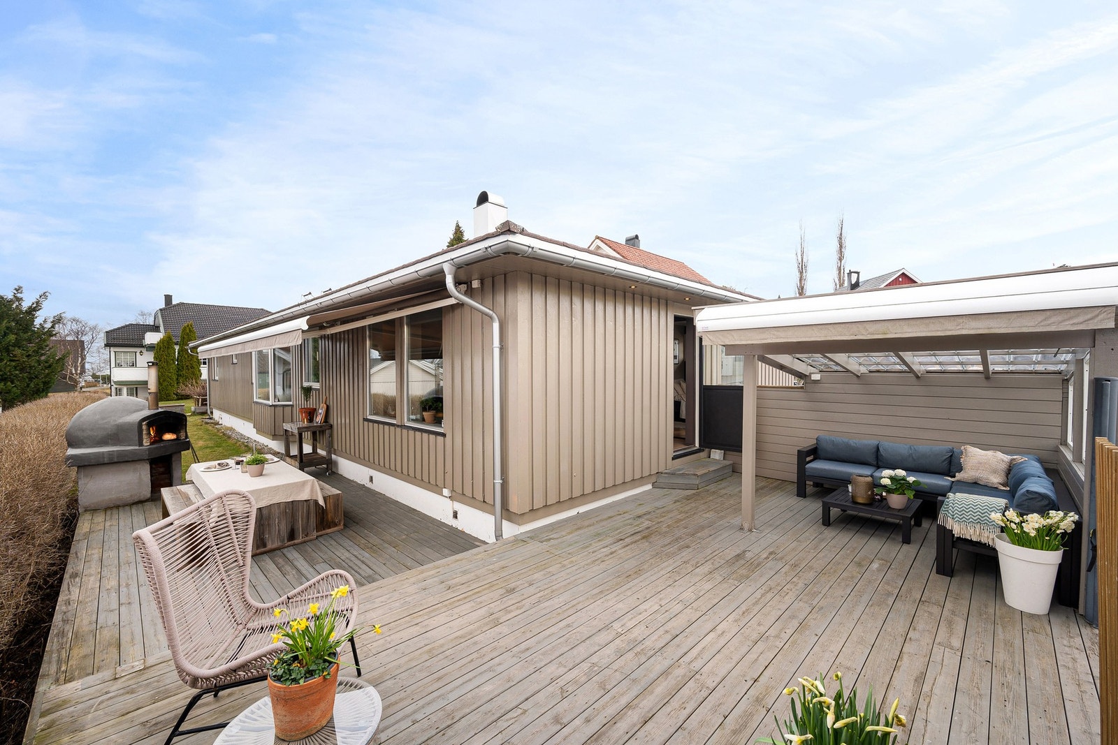 På eiendommen nyter man solen fra ca. 07:00 til 22:00 på sommerstid. Galleribilde