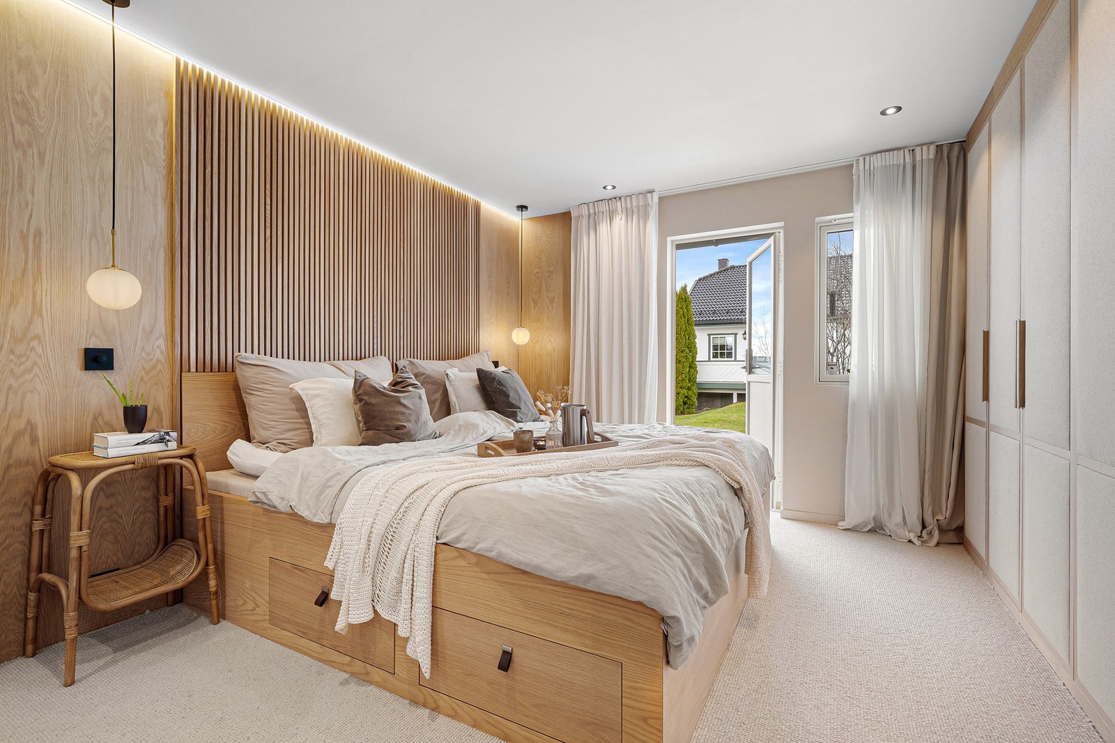 Hovedsoverommet må sies å være et estetisk blikkfang. Rommet ble pusset opp i 2023 m/bl.a gips i tak og på vegger, mykt teppe på gulv, spilevegg og eikeplater bak seng. Galleribilde