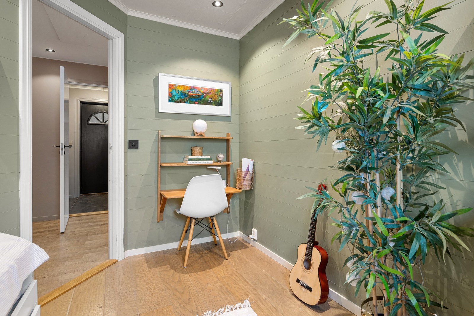 Plass til både seng og garderobeløsning eller ev. pult. Galleribilde