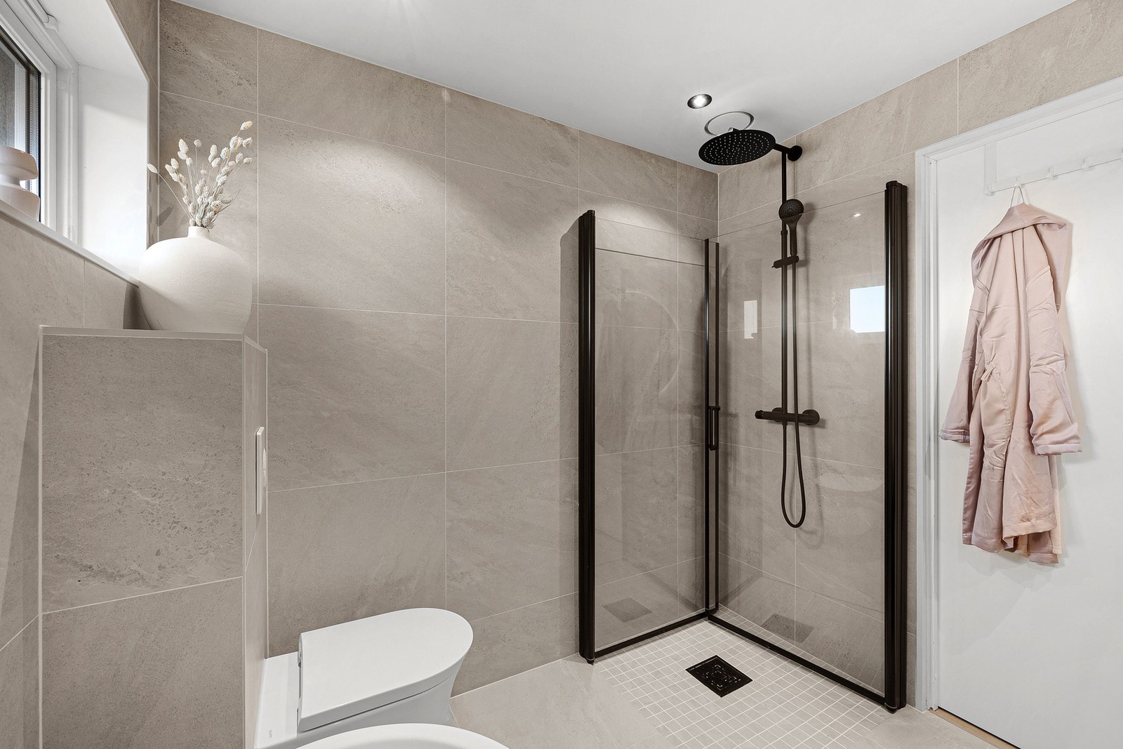 Her er det også et dusjhjørne i tidsriktig sort utførelse. Galleribilde