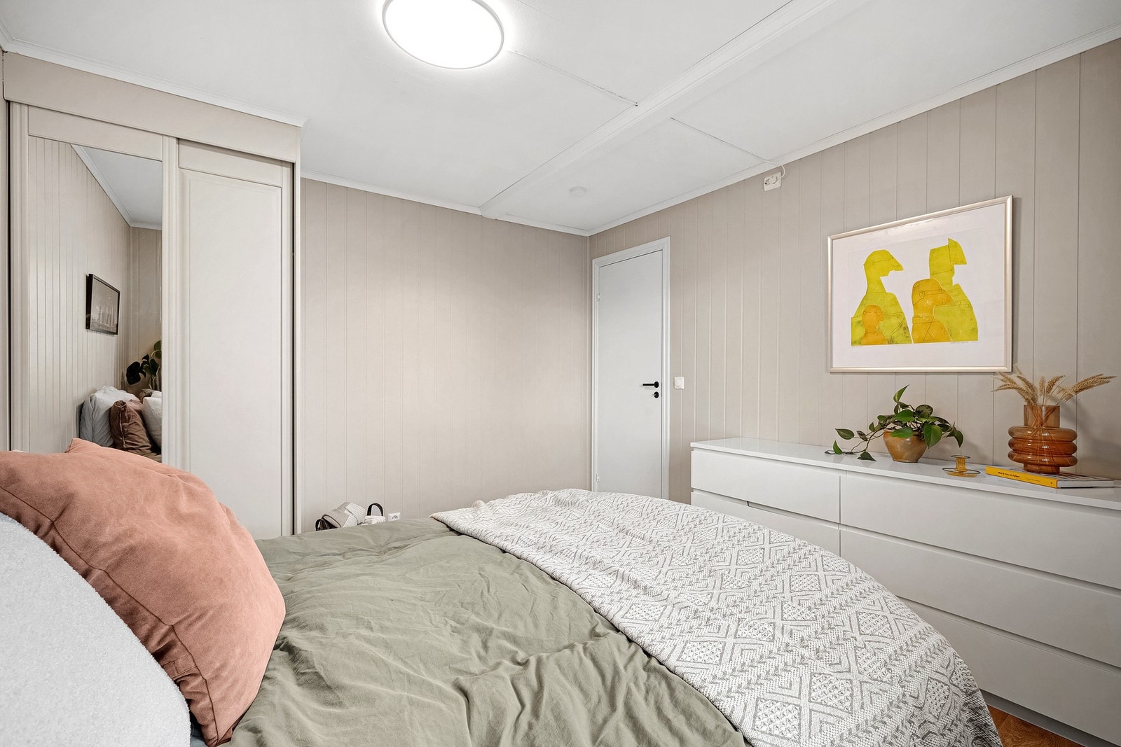 God plass til dobbeltseng og skyvedørsgarderobe. Galleribilde