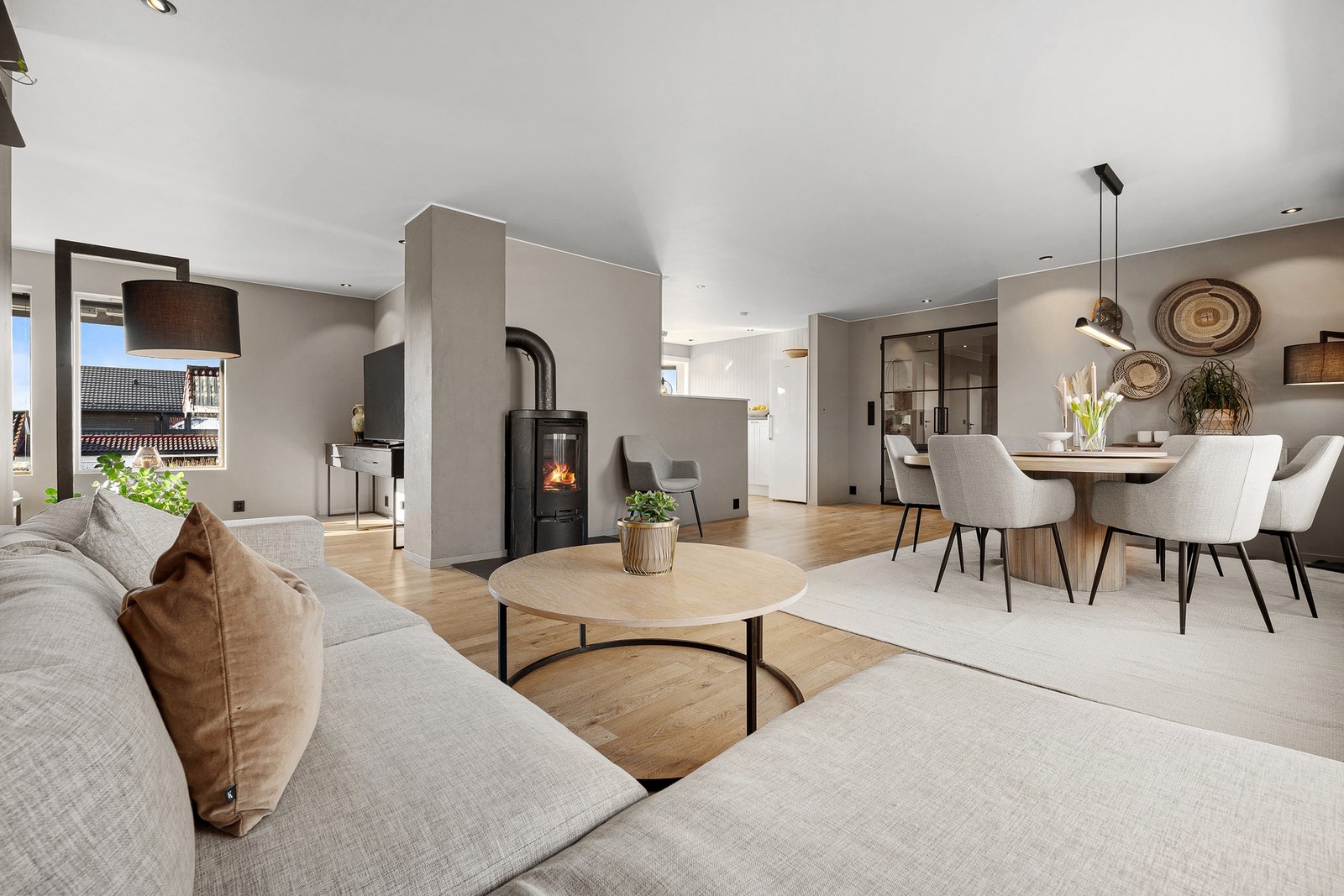 EiendomsMegler 1 v/Frank Robert Bae har gleden av å presentere en særdeles flott enebolig beliggende på Reppe/Ranheim. Galleribilde