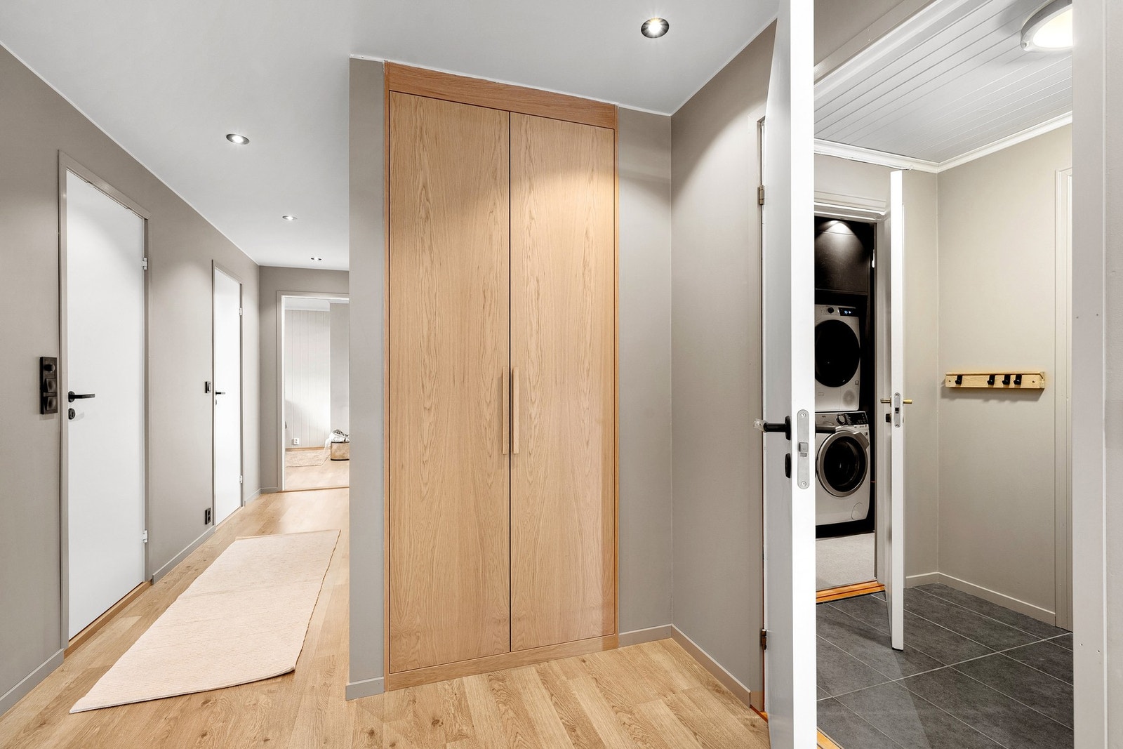 Videre ut mot yttergang og vaskerom. Galleribilde