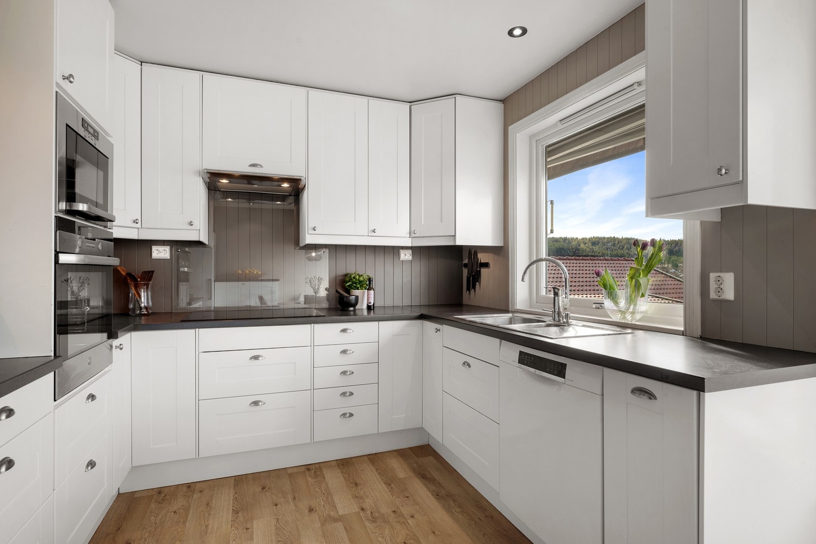 Tidløst kjøkken med profilerte fronter og mye skap- og benkeplass. Galleribilde