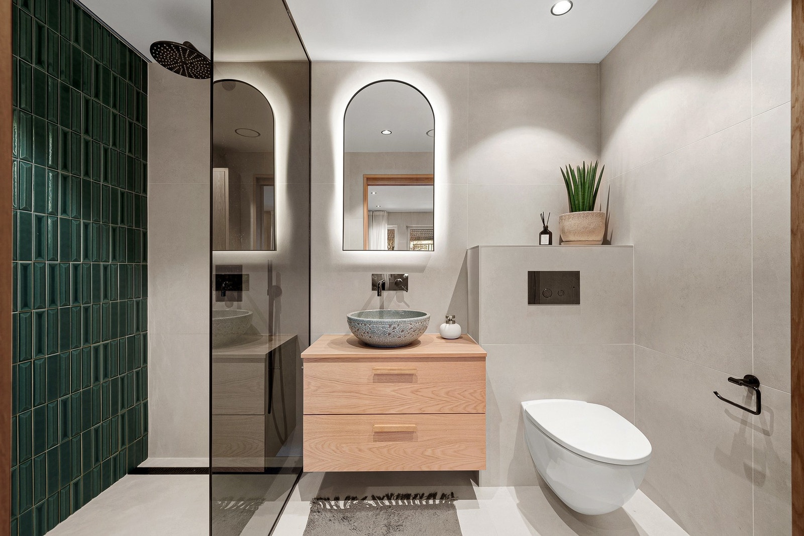 Tidløs eleganse med stilrent og eksklusivt dusjarmatur, hånddusj og armatur fra Tapwell. Innredning i eik-utførelse er plassbygd av møbelsnekker. Rommet er opprinnelig godkjent som bod. Galleribilde