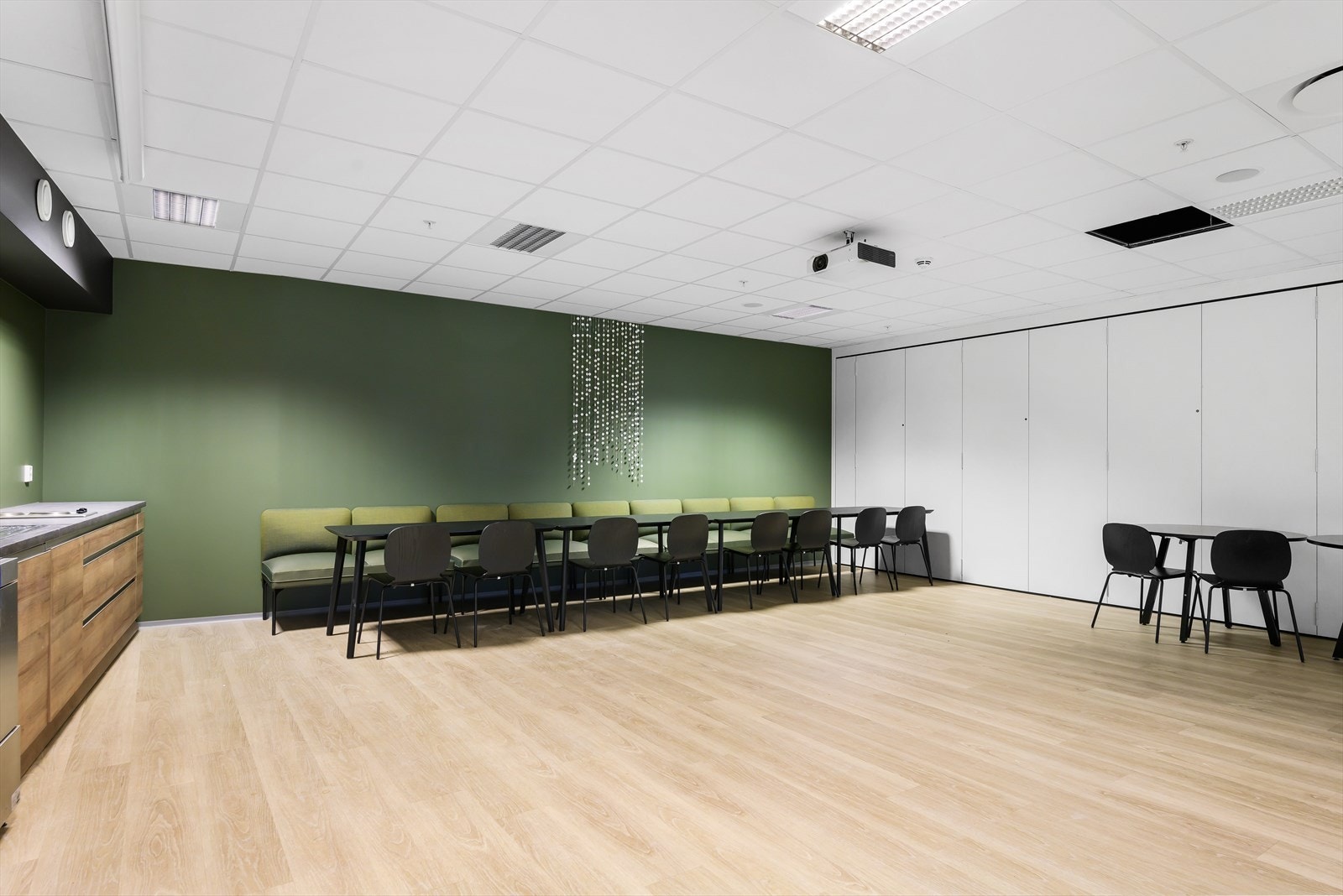 Moderne, romslig kjøkken med spiseplass (Lokale 1, BTA 631 m²) Galleribilde