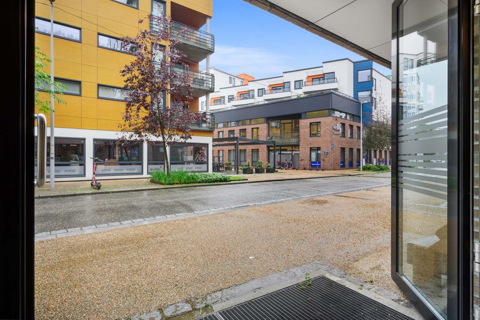 Handelslokalene ligger på gateplan rett over gaten fra Rema1000 og Sumo Restaurant. Galleribilde