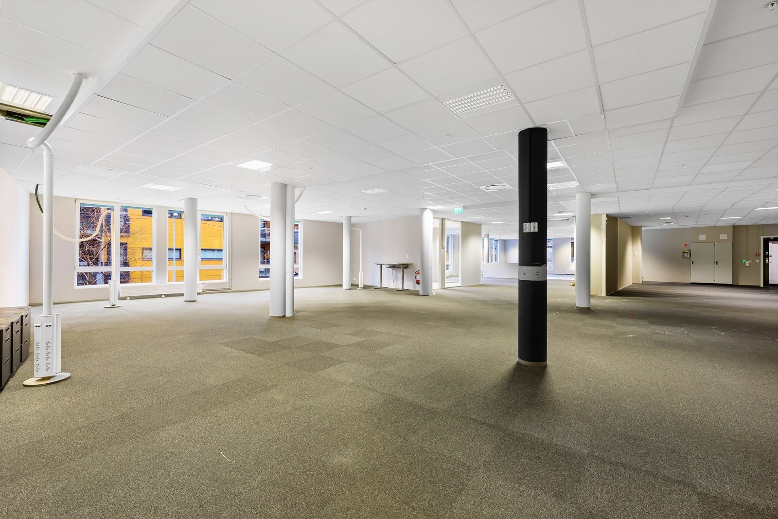 Lokalene (Lokale 1, BTA 631 m²)består hovedsakelig av åpent landskap, men dette tilpasses for nye leietakere. Det pågår noe oppussing av lokalene. Galleribilde