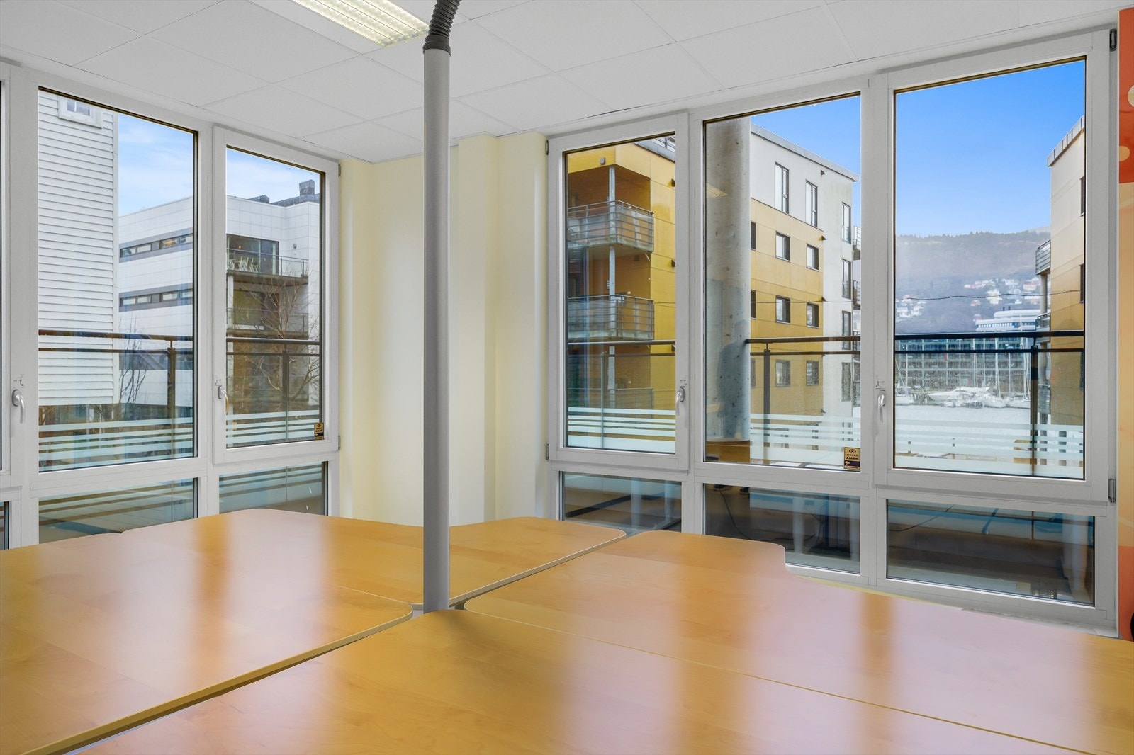 Deler av det ledige lokale (Lokale 2, BTA 359 m²) har utsikt utover Puddefjorden Galleribilde