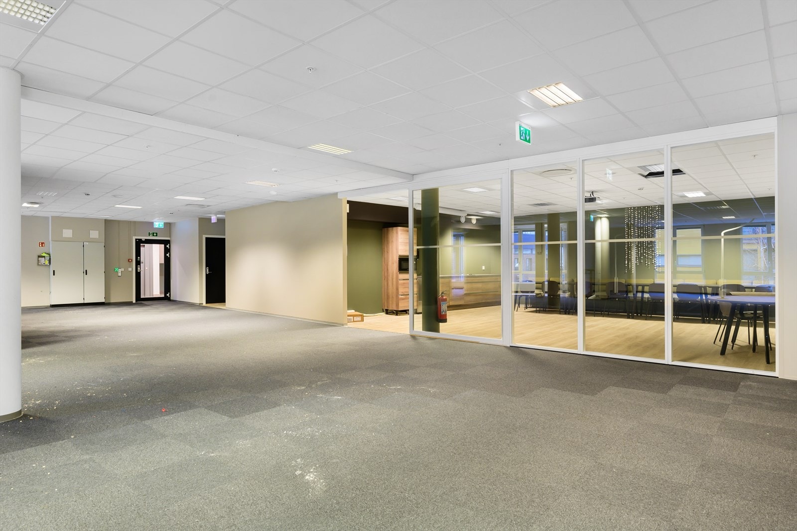 Mulighet for sosial sone utenfor kjøkken og spiserom (Lokale 1, BTA 631 m²). Det pågår noe oppussing av lokalene. Galleribilde