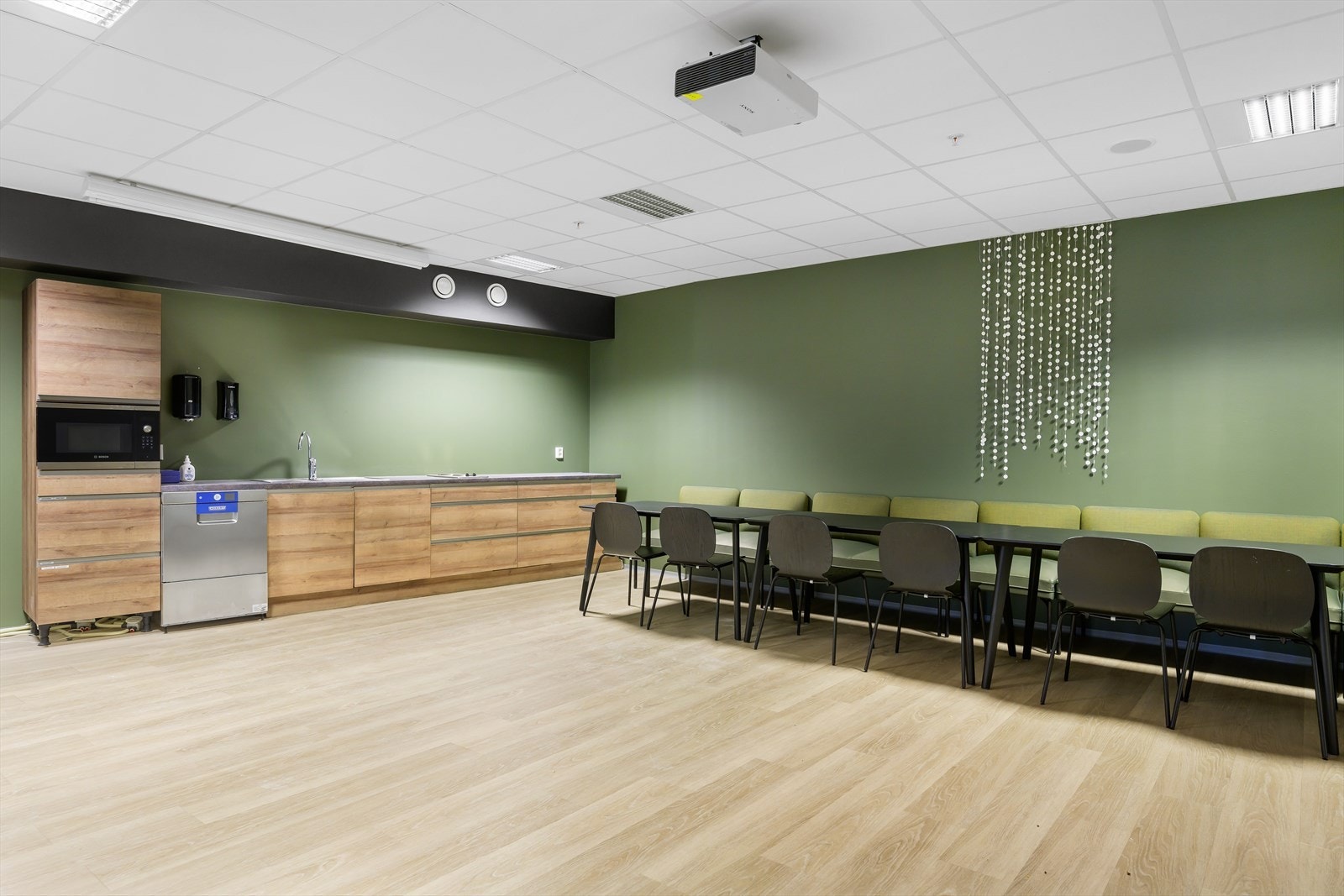 Moderne, romslig kjøkken med spiseplass (Lokale 1, BTA 631 m²) Galleribilde