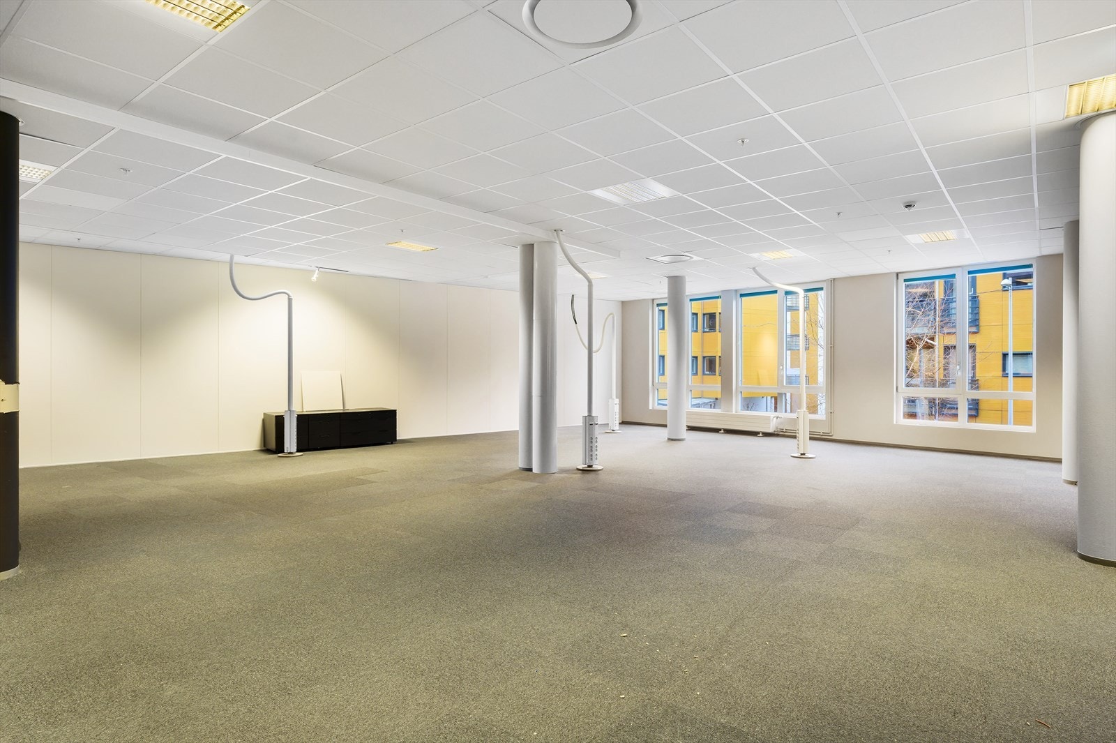 Lokalene (Lokale 1, BTA 631 m²)består hovedsakelig av åpent landskap, men dette tilpasses for nye leietakere. Det pågår noe oppussing av lokalene. Galleribilde