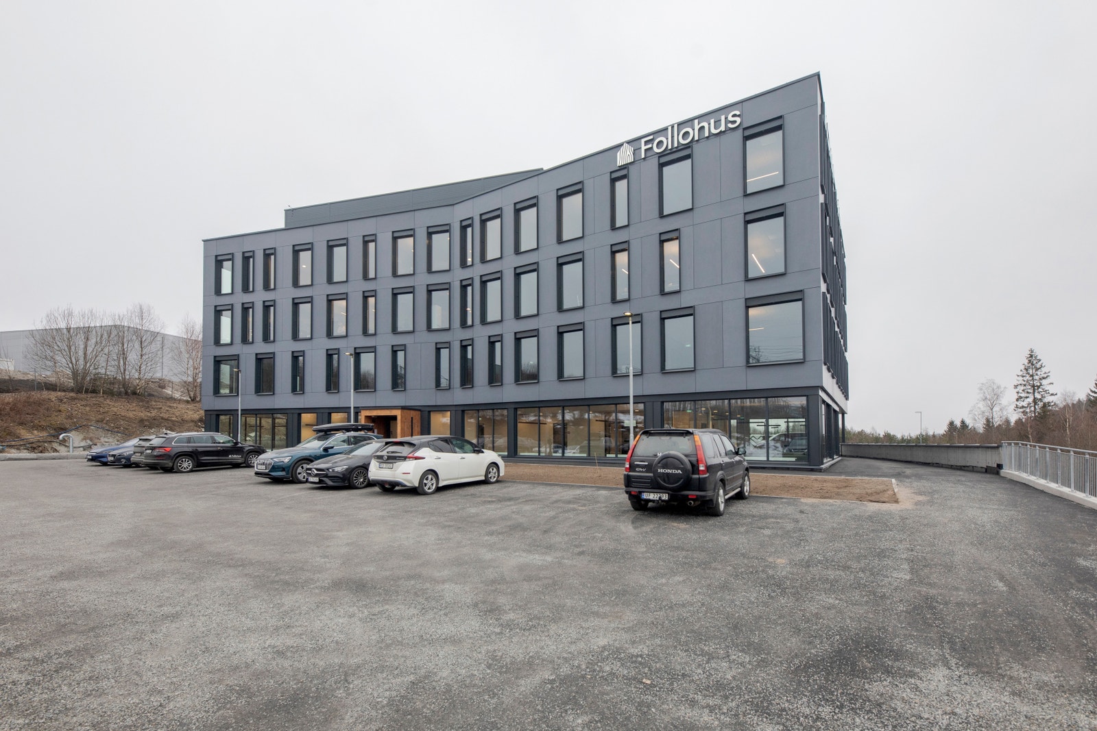 Spennende nybygg - kontorer med mye vindusflate Galleribilde