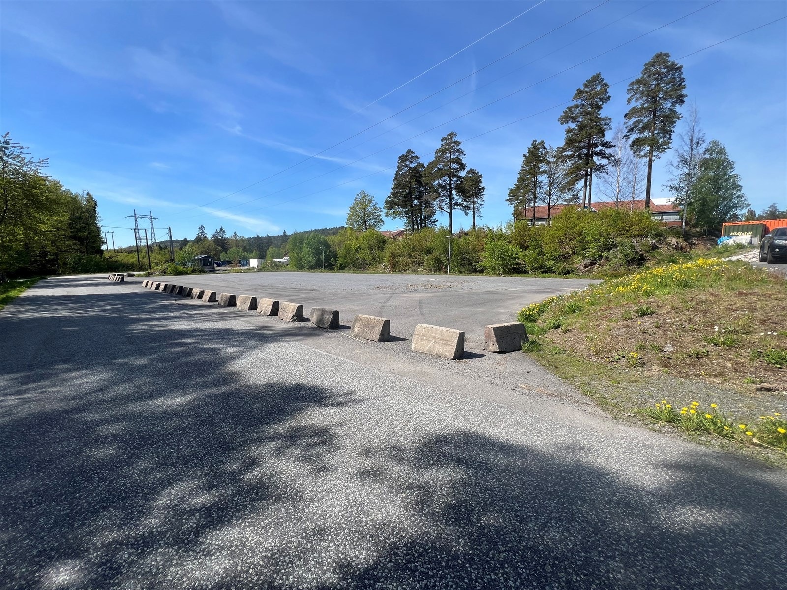 Deler av tomten er planert og asfaltert Galleribilde