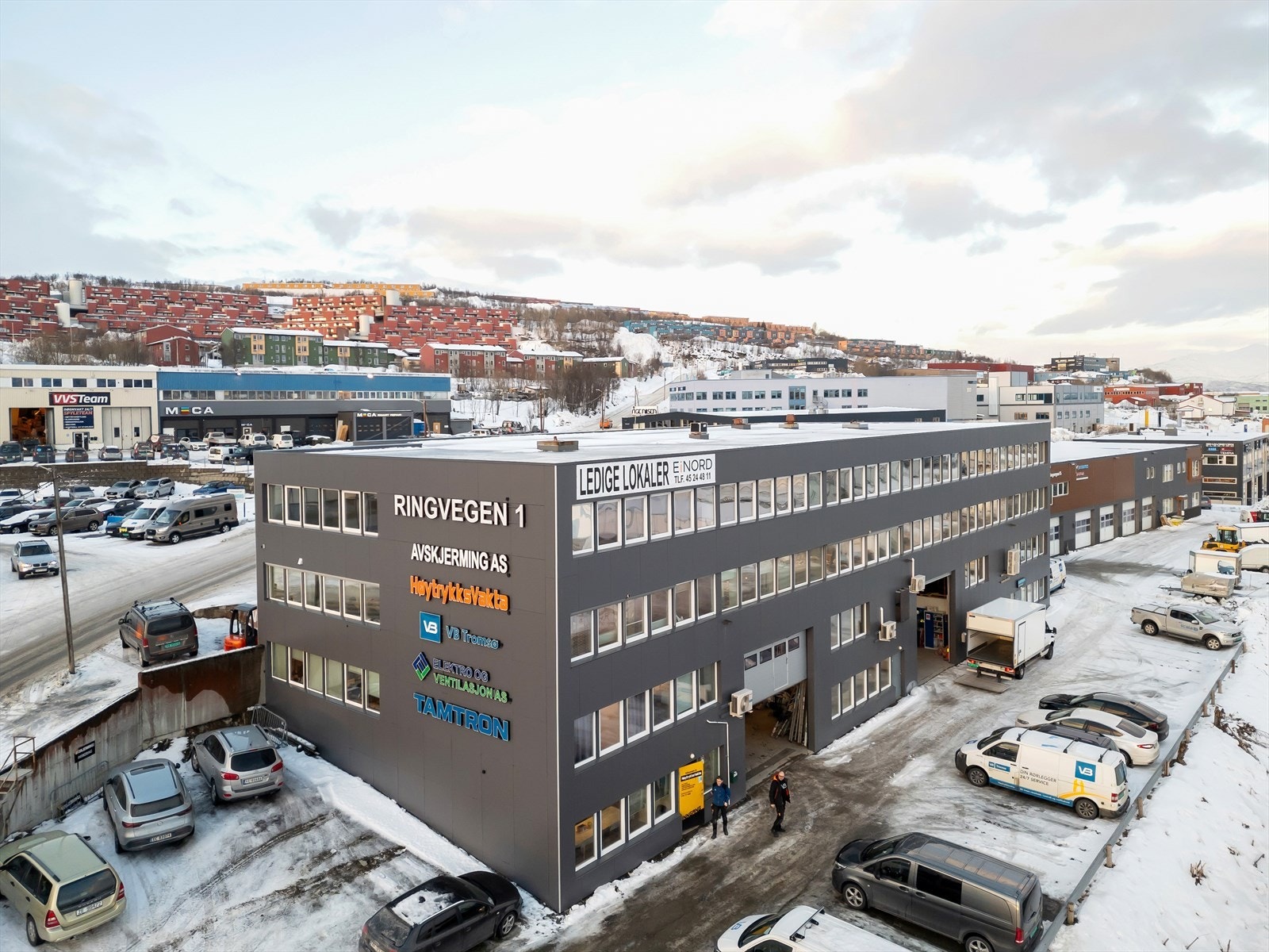 Kontorlokalene ligger i øverste etasje langs hele bygget, de kan deles opp Galleribilde