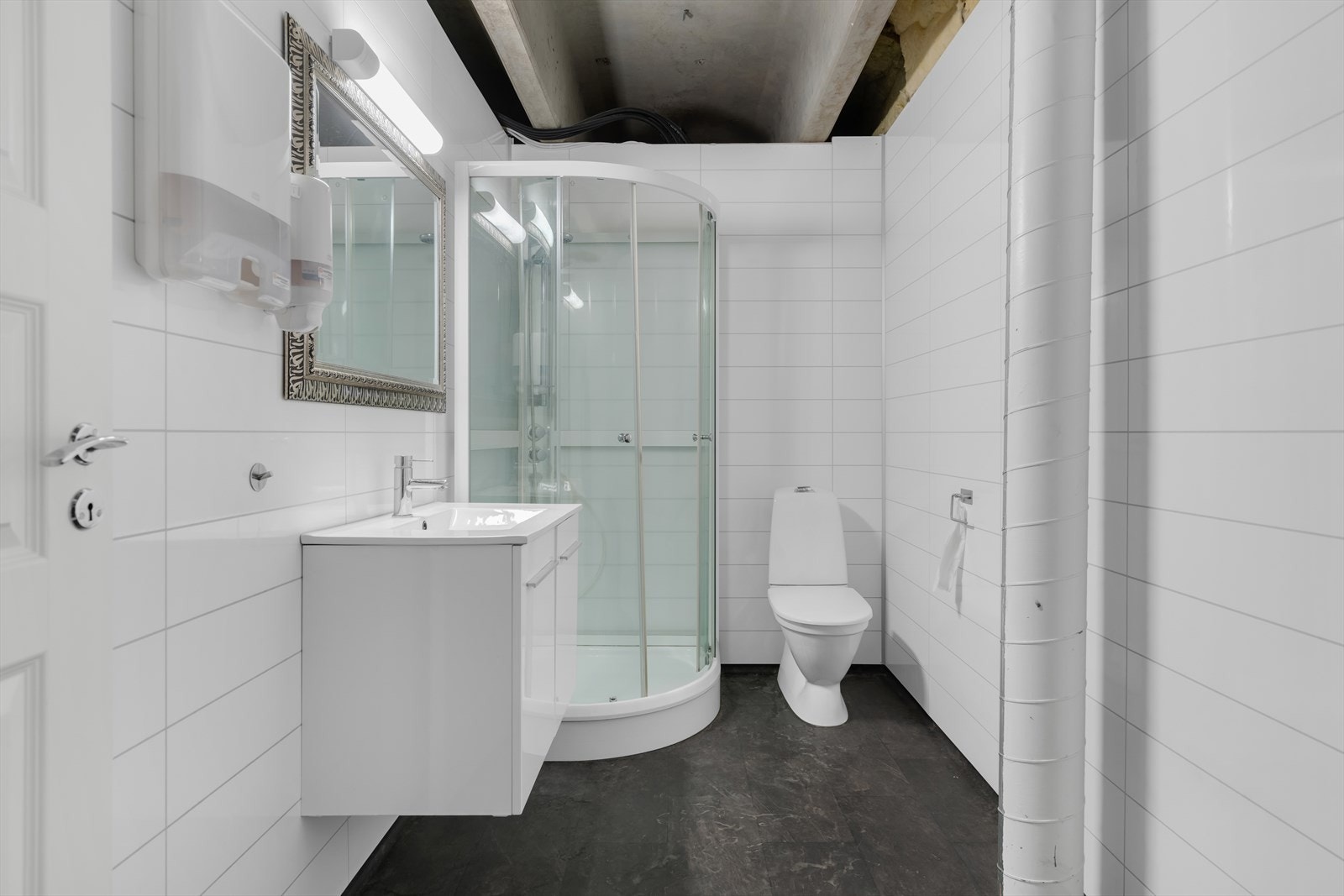 Et av flere toaletter med dusj Galleribilde