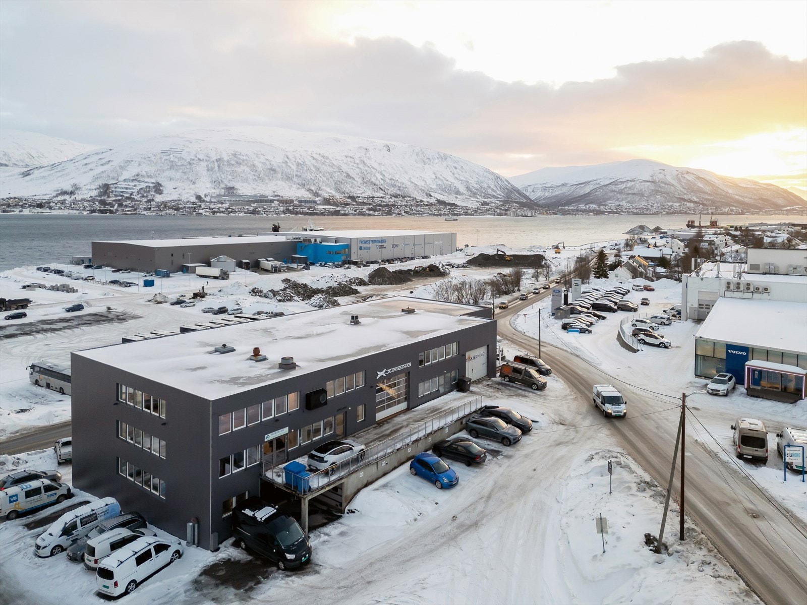 Parkering finnes langs bygget Galleribilde