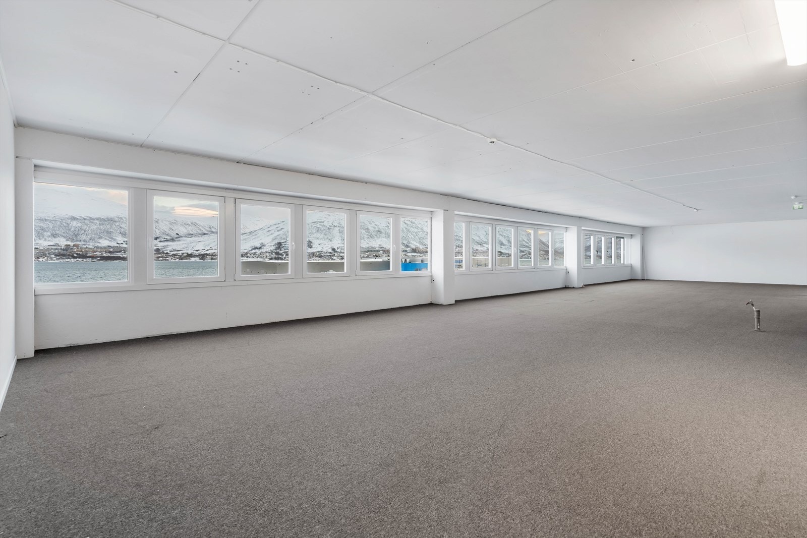 Mulighet for oppdeling eller stort kontorfellesskap Galleribilde