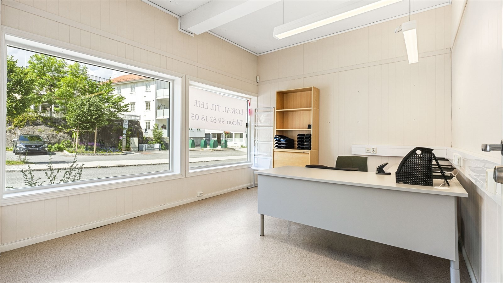 Det er fine og store kontorer med god grunnbelysning og kabalkanaler med stikkontakter Galleribilde