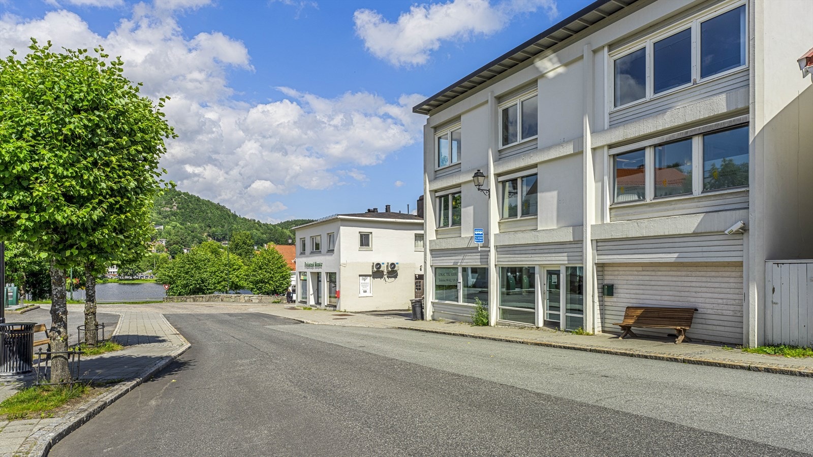 Lokalet har god synlighet på bakkeplan med store vindusflater Galleribilde