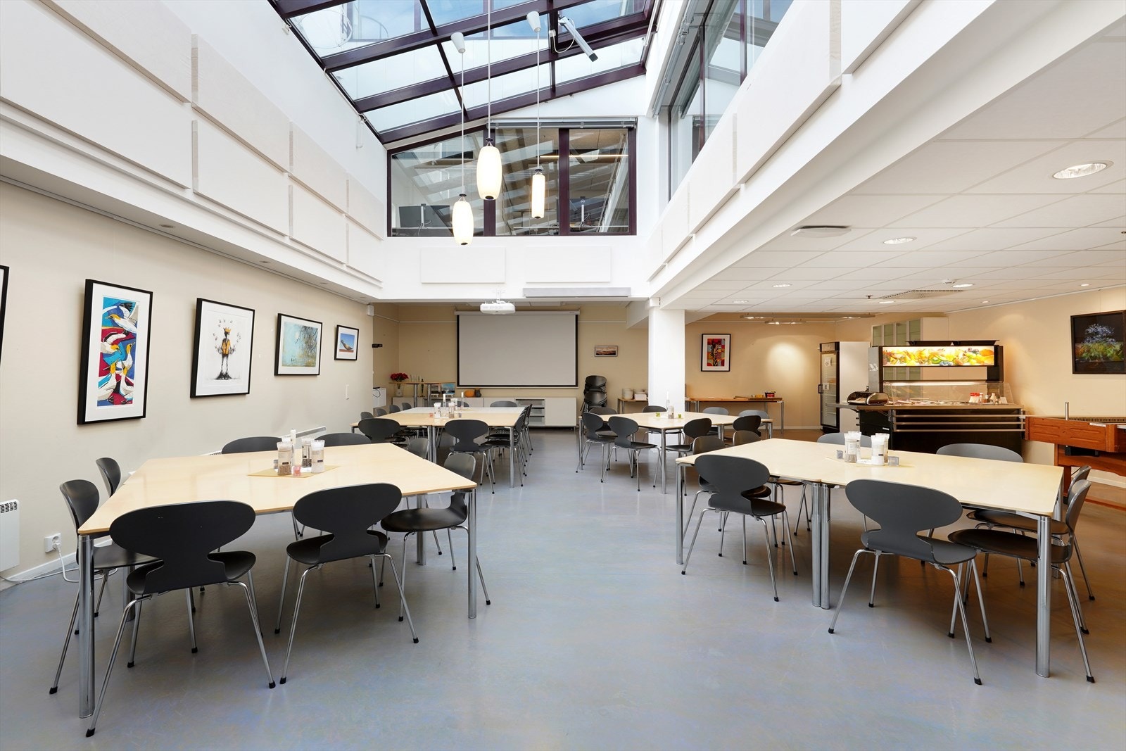 Kantine med overlys som gir godt med lys. Galleribilde