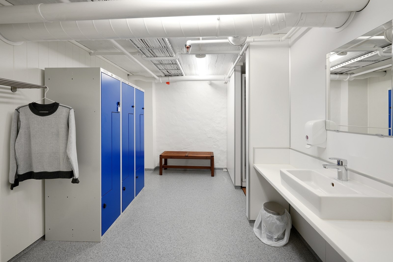 Garderober med praktiske løsninger i byggets U.etg Galleribilde