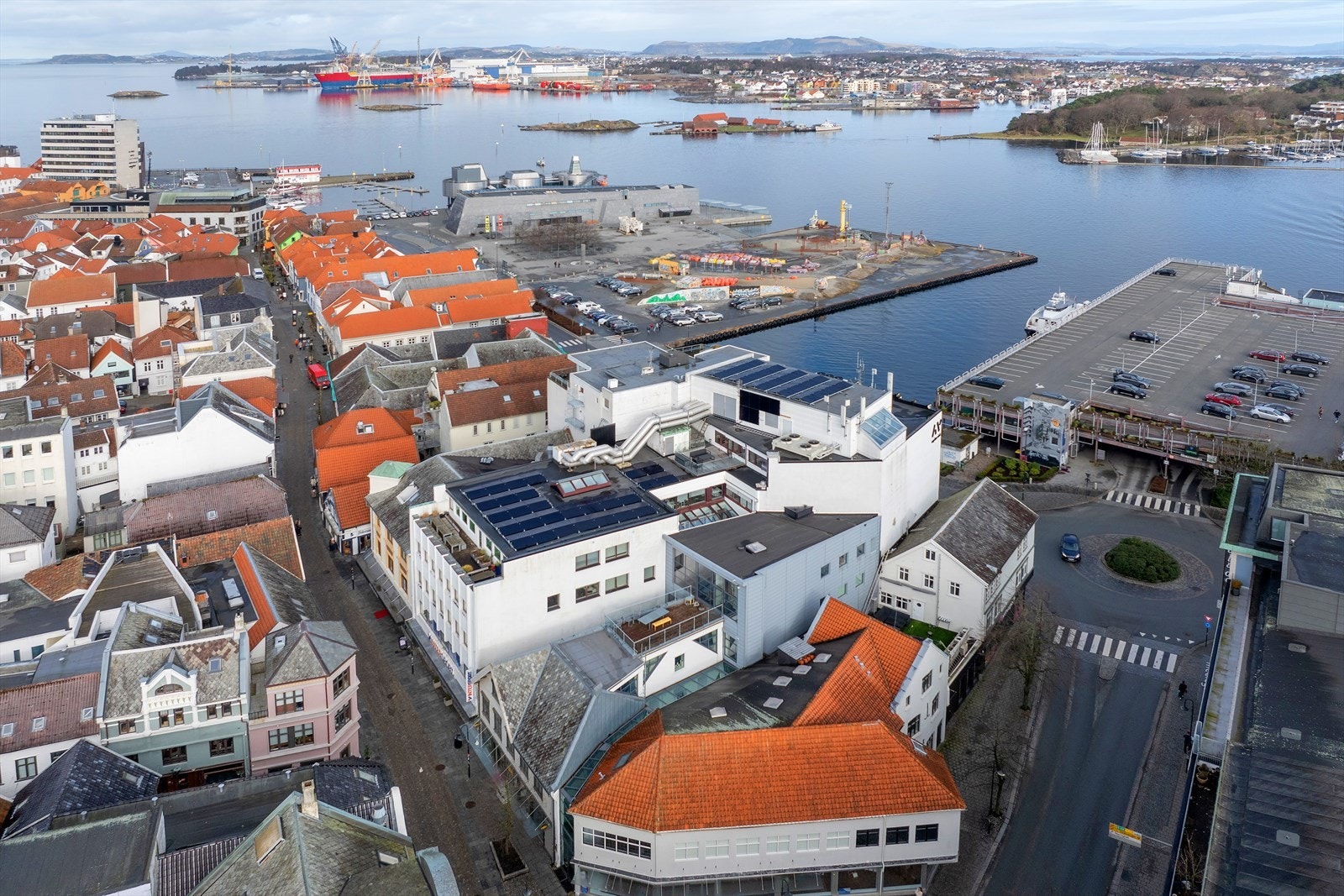 Sentrumsnær beliggenhet med solcellepaneler på tak. Egen terrasse til lokalet i 5 etg. Galleribilde