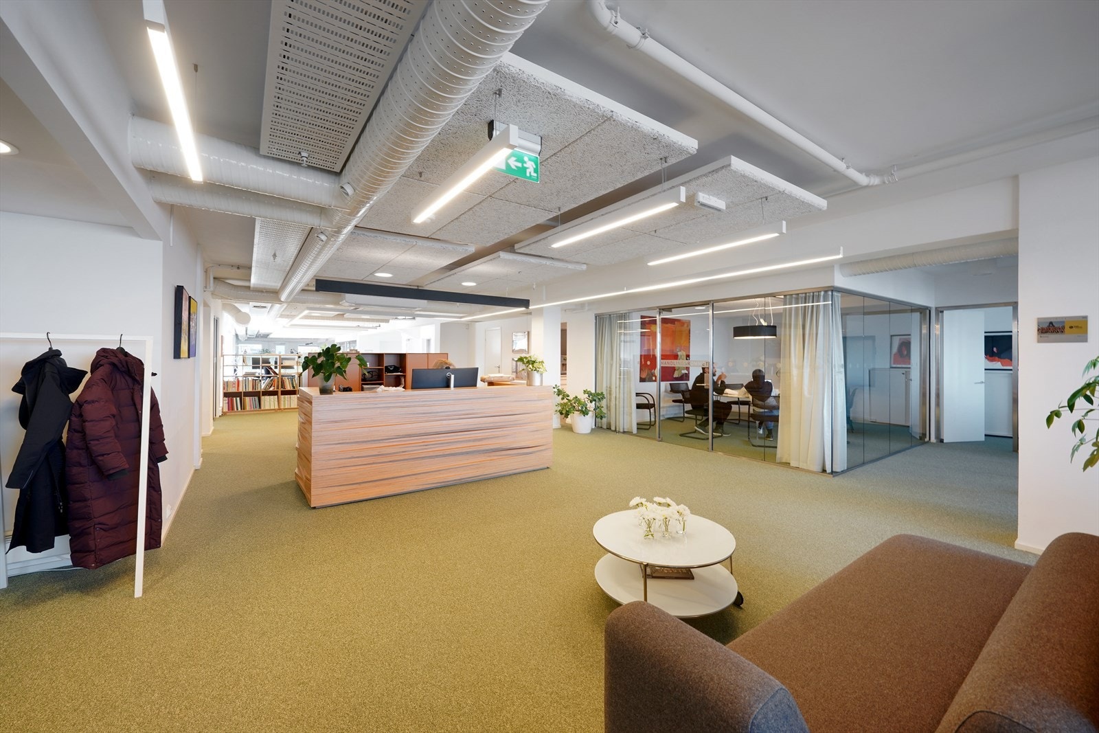 Lys og moderne kontorlokale med åpent landskap og møterom. Galleribilde