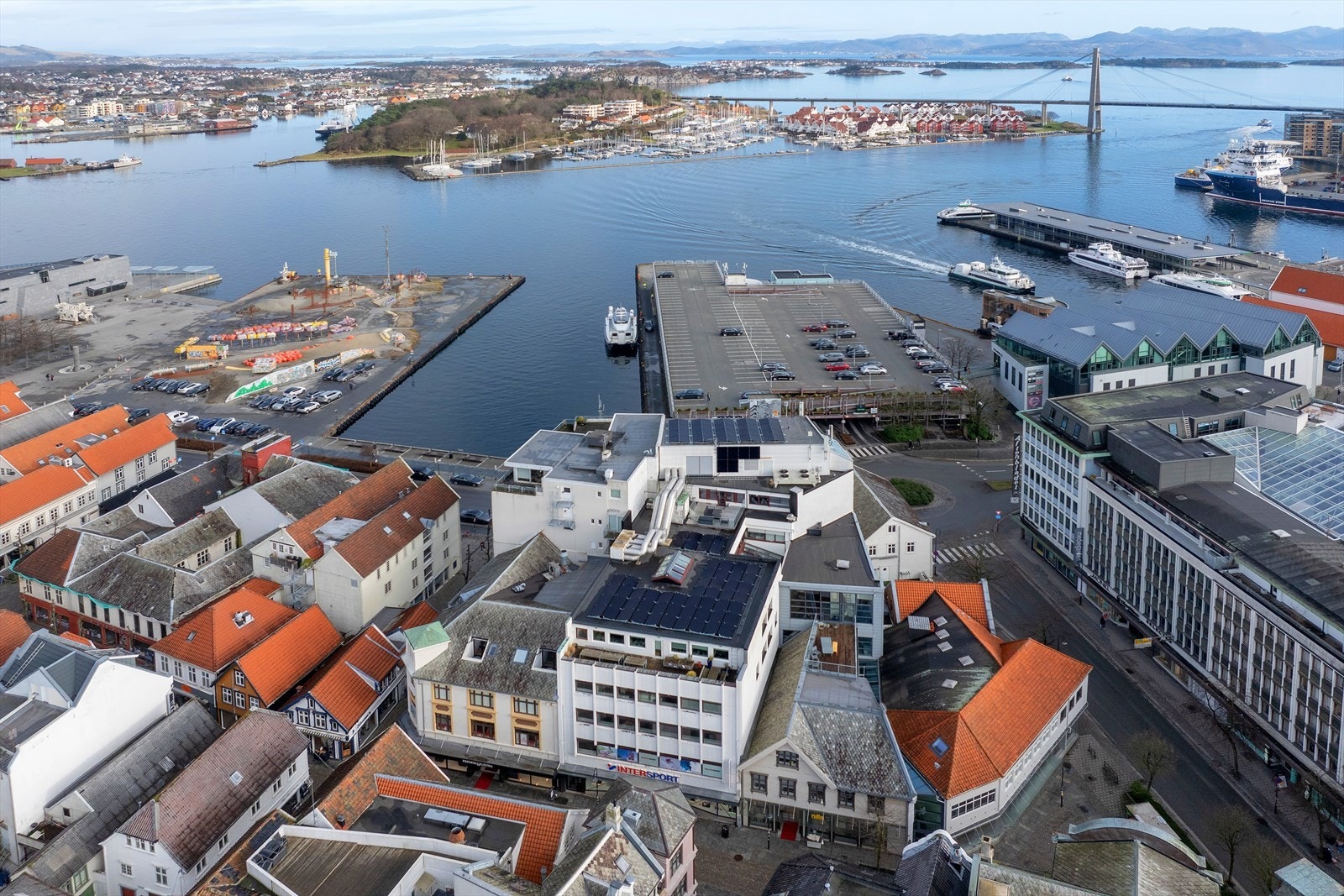 Sentrumsnær beliggenhet med solcellepaneler på tak. Egen terrasse til lokalet i 5 etg. Galleribilde