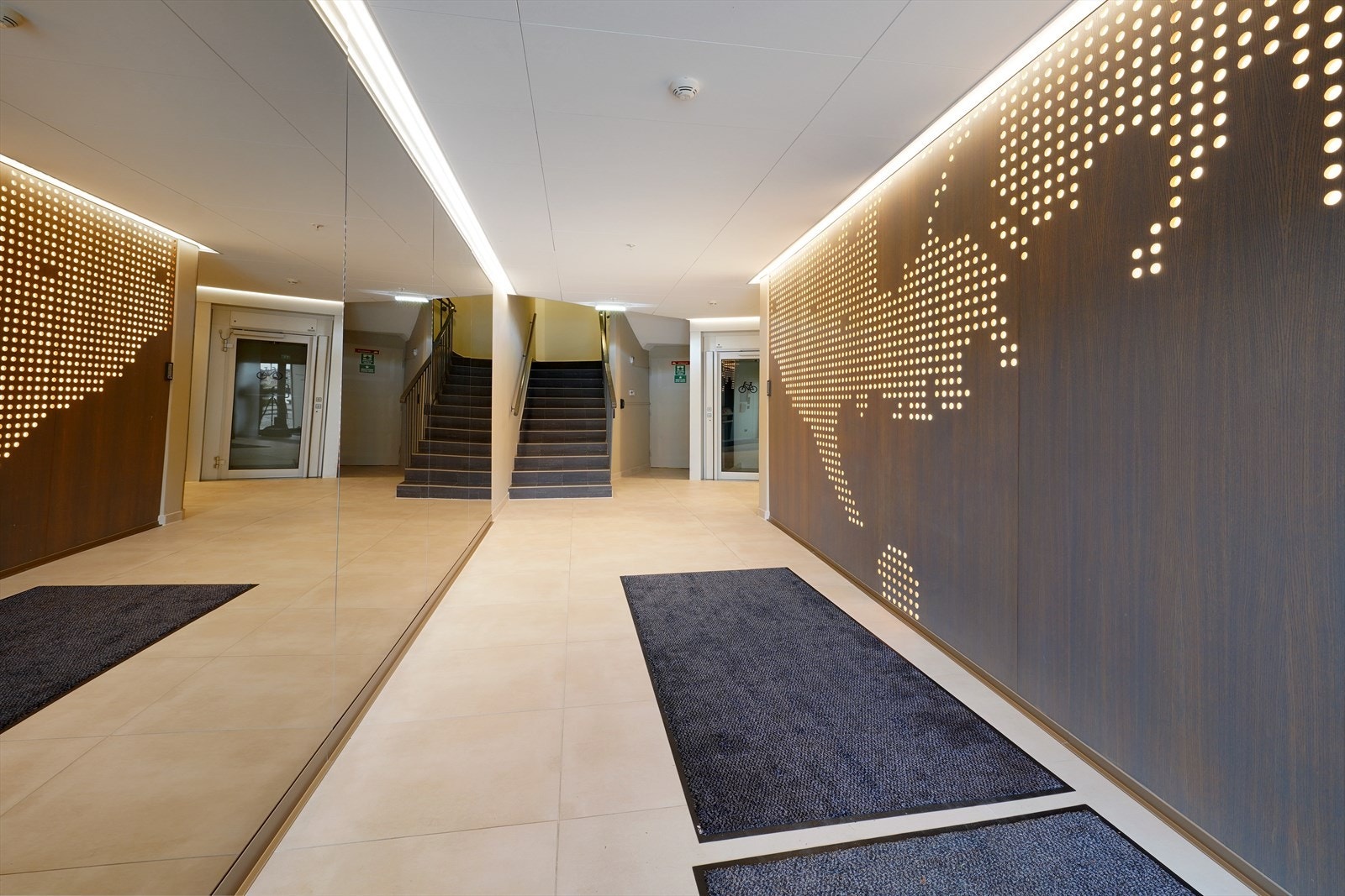 Moderne inngangsparti med stilrene detaljer og god belysning. Galleribilde