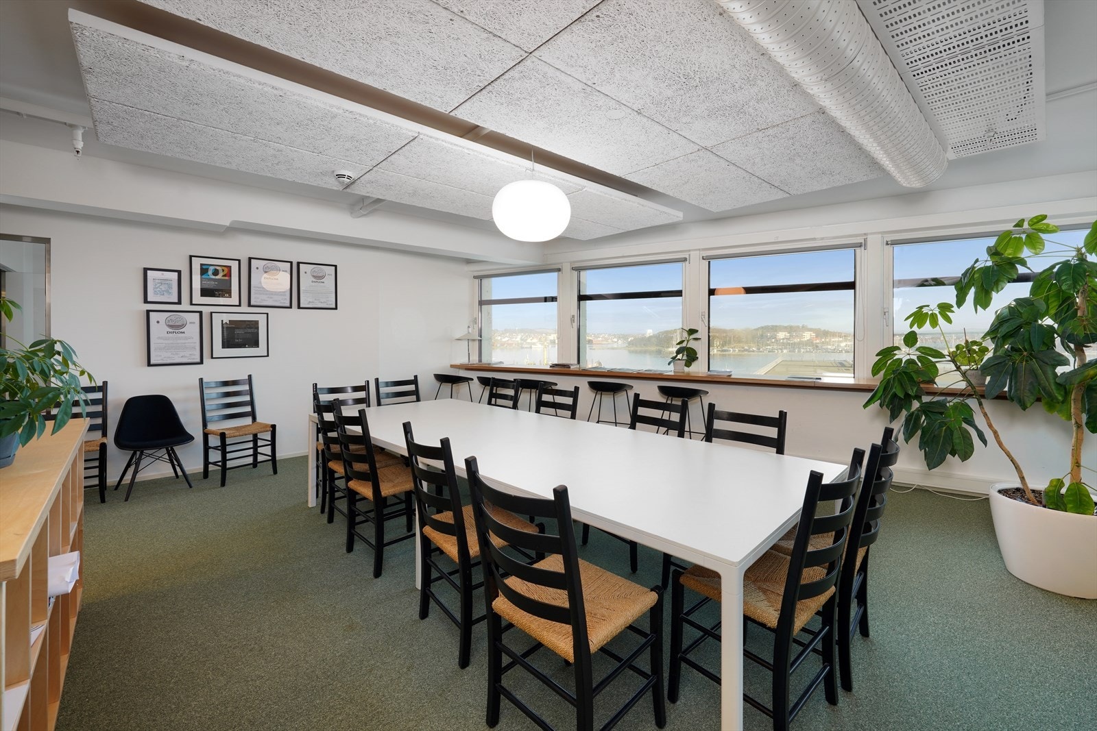 Lys og innbydende areal med store vinduer som tilbyr utsikt over havnen. Ideelt for møter eller hyggelige samlinger. Galleribilde