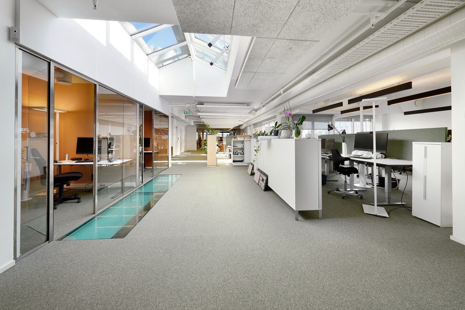 Lys og romslig kontorlokale med store vinduer og moderne fasiliteter, ideelt for kreative og produktive arbeidsmiljøer. Galleribilde