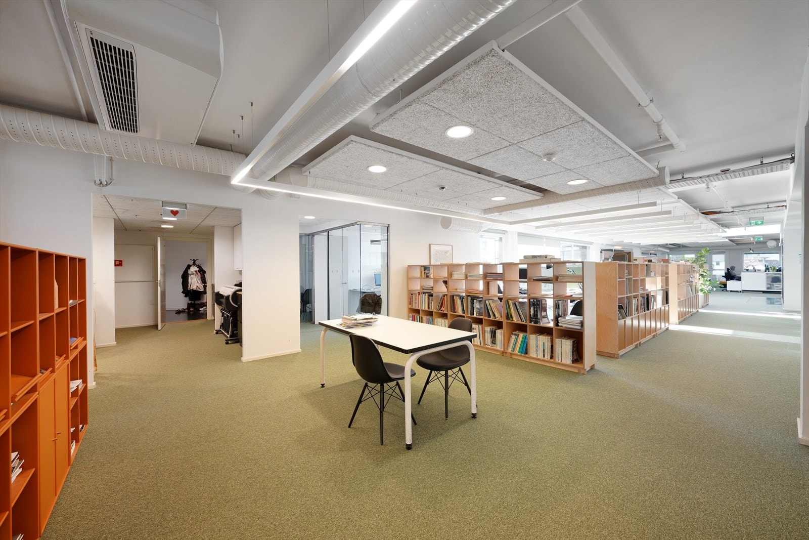 Lys og innbydende kontorplass med moderne fasiliteter og grønne innslag. Galleribilde