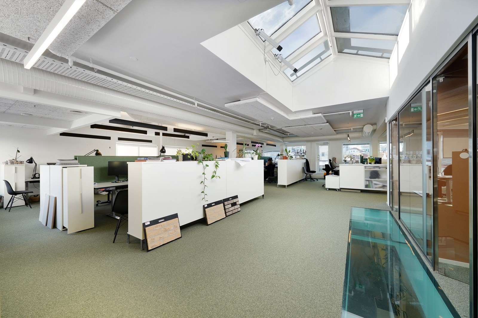 Lys og romslig kontorløsning med moderne design og store vinduer som gir naturlig lysinnslipp. Galleribilde