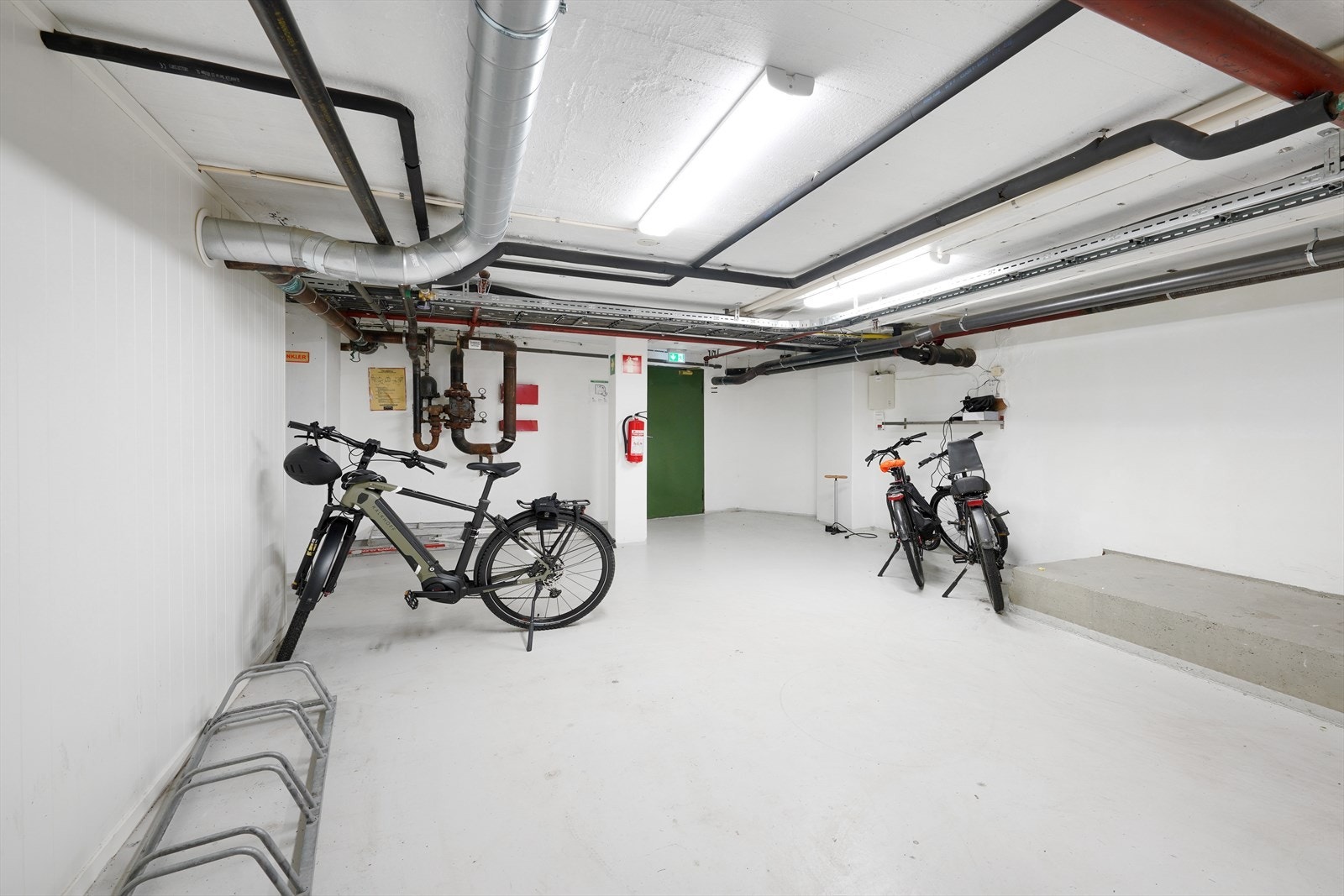 Praktisk sykkelrom med god plass og sikker oppbevaring i U.etg. Galleribilde
