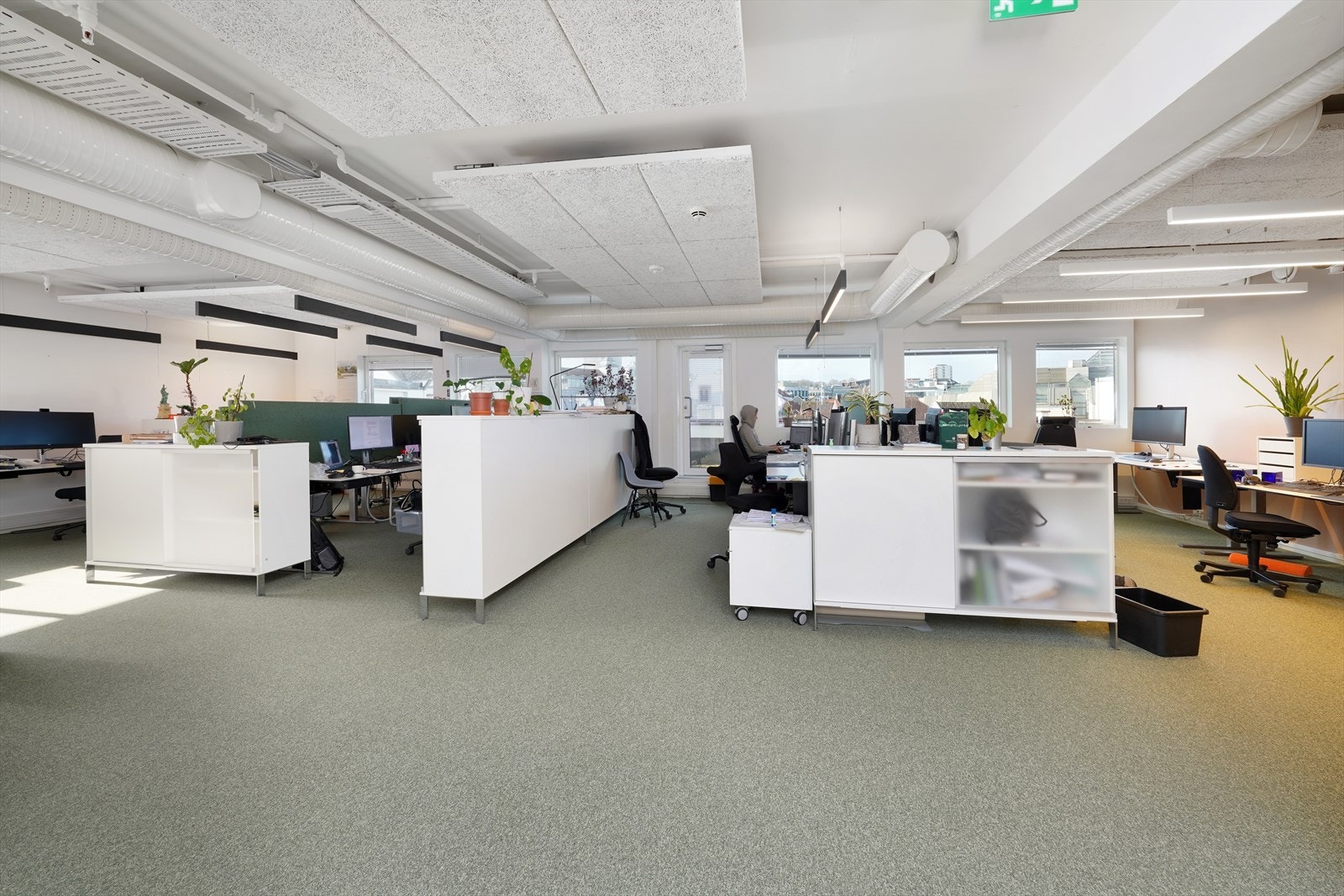 Lyst og moderne kontorlandskap med store vinduer, ideelt for kreative arbeidsmiljøer. Galleribilde