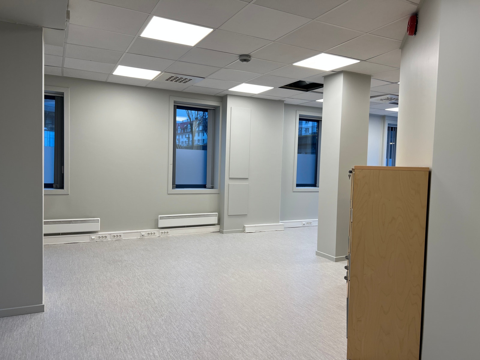 Deler av landskapet. Gode vindusflater ut mot Solheimsviken. Galleribilde