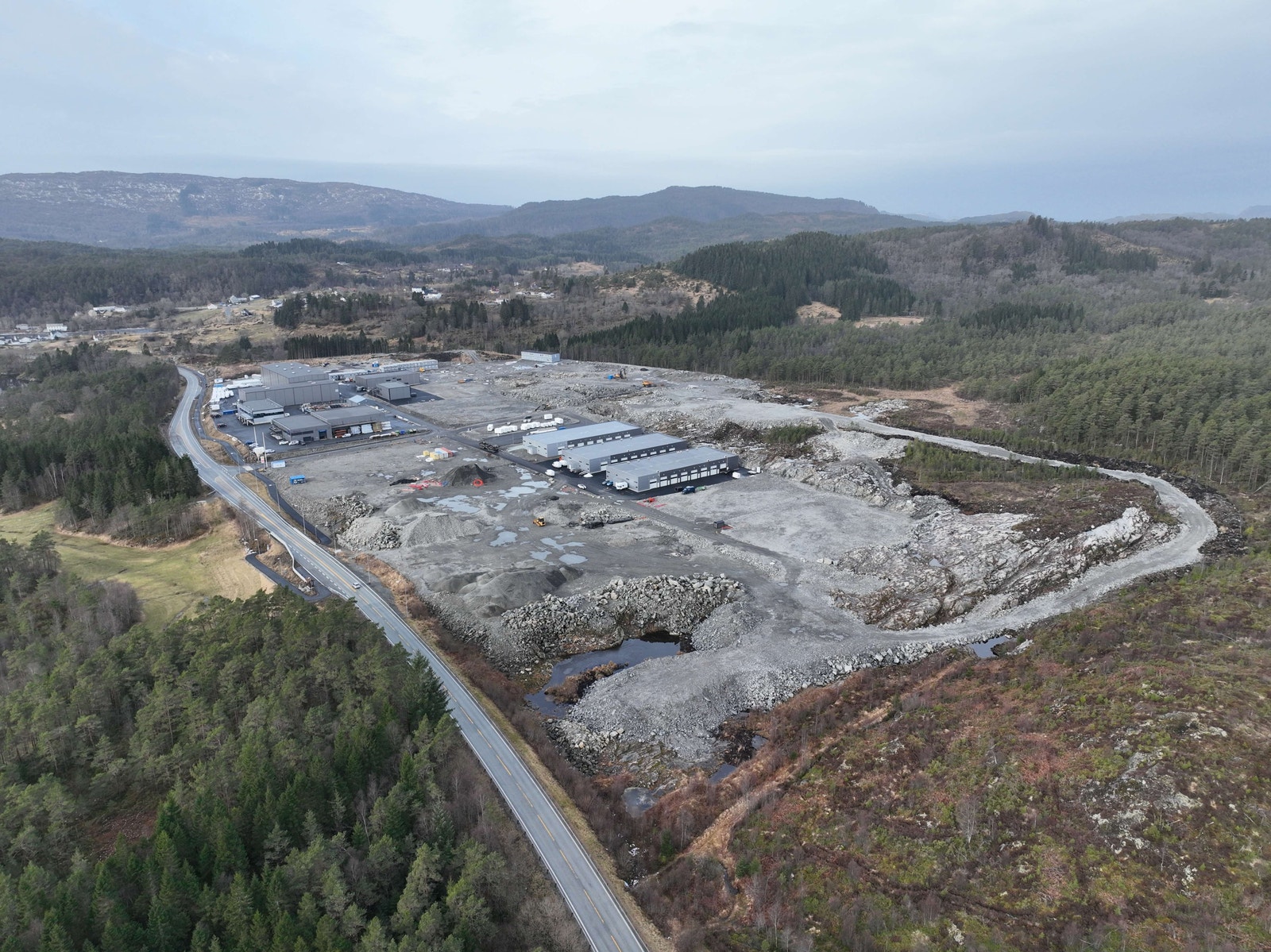 Tomten ligger helt tett på E39, i forkant av bildet Galleribilde