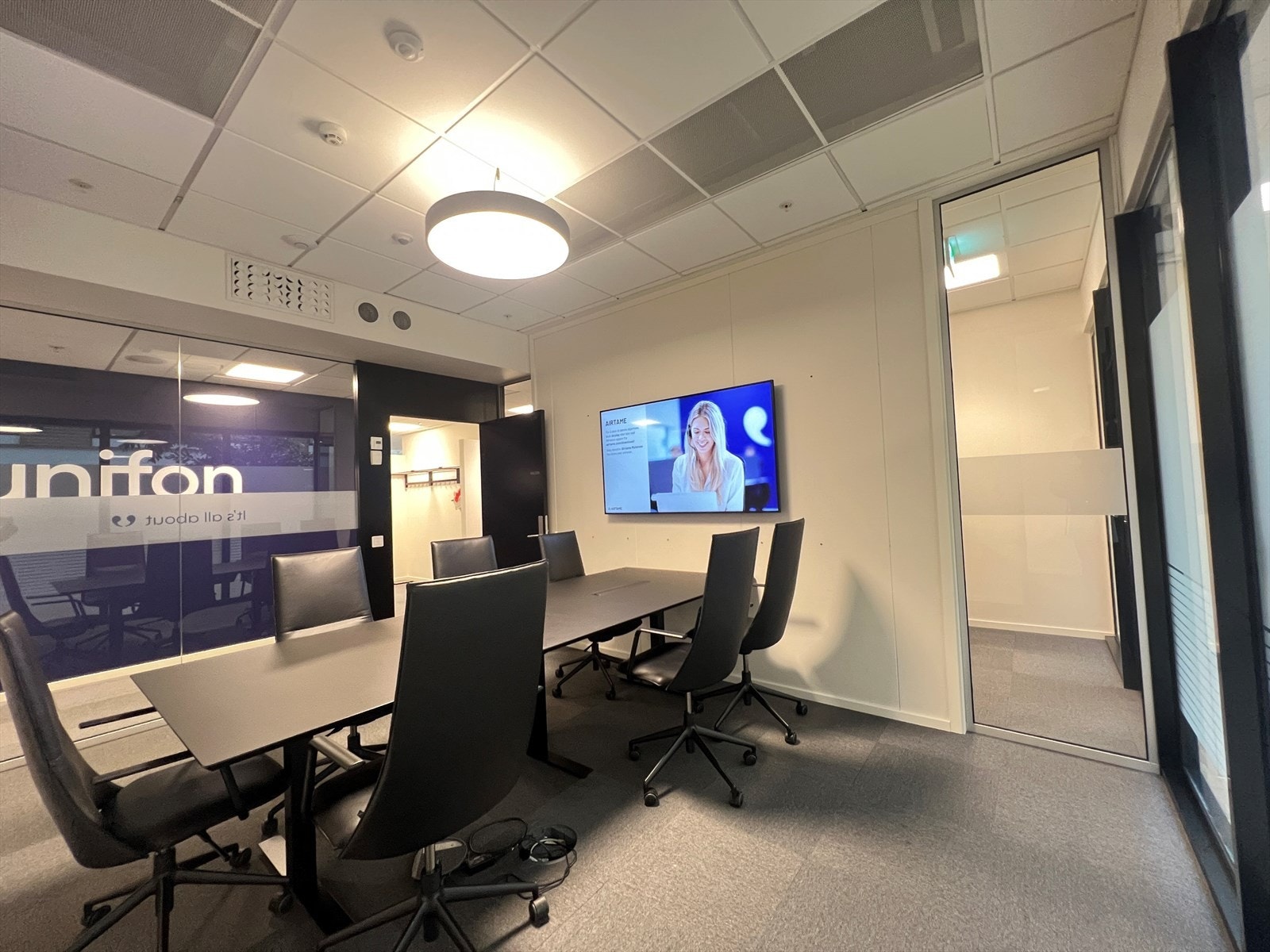 I tillegg til felles møterom som kan bookes, har kontoret eget møterom. Galleribilde