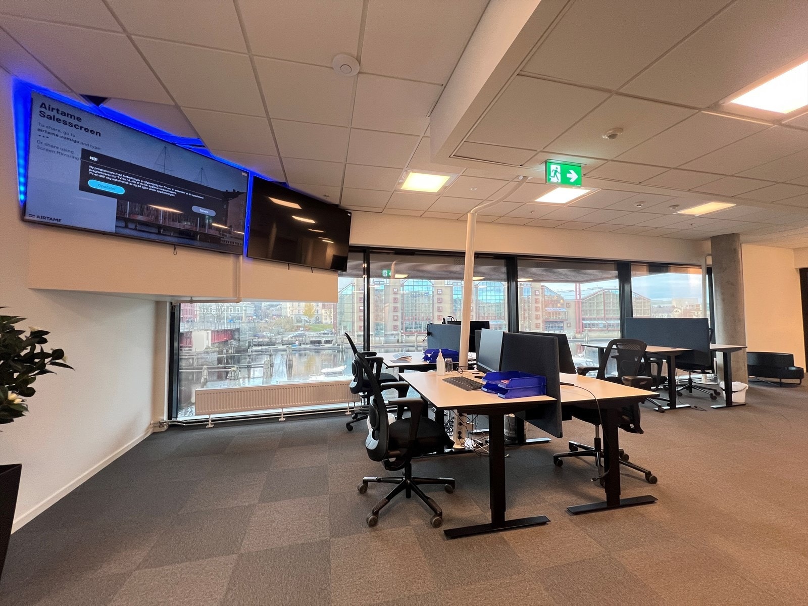 Her kan en sitte å jobbe godt med fantastisk utsikt mot Nidelven og bryggene. Galleribilde