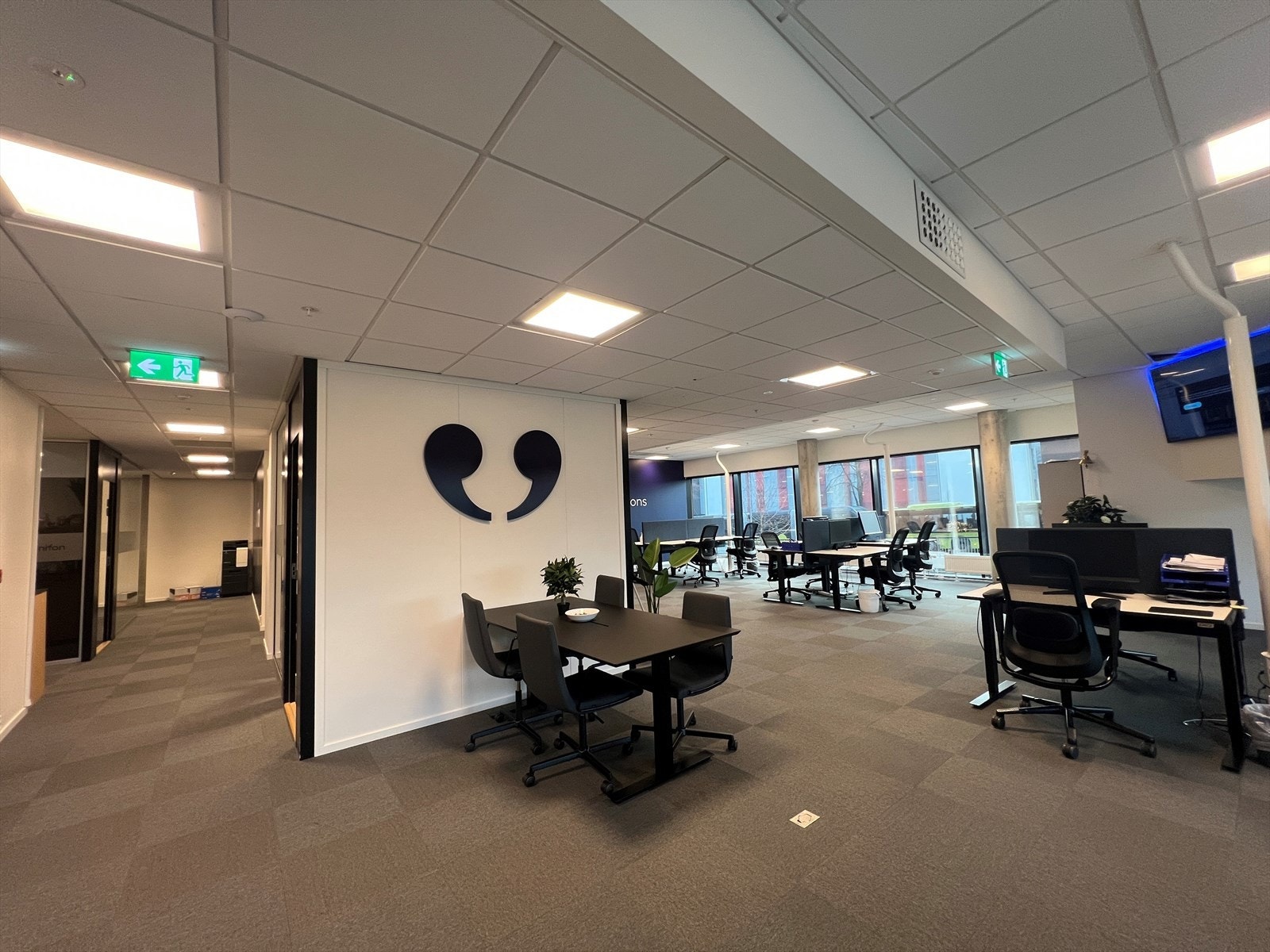 Moderne kontorlokale med åpent kontorlandskap Galleribilde