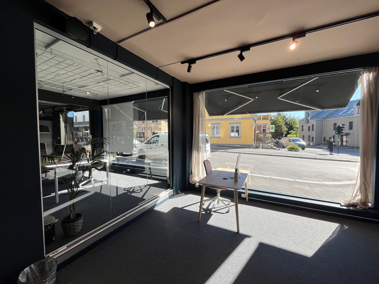 Rett over gata ser man Sagene Lunsjbar Galleribilde