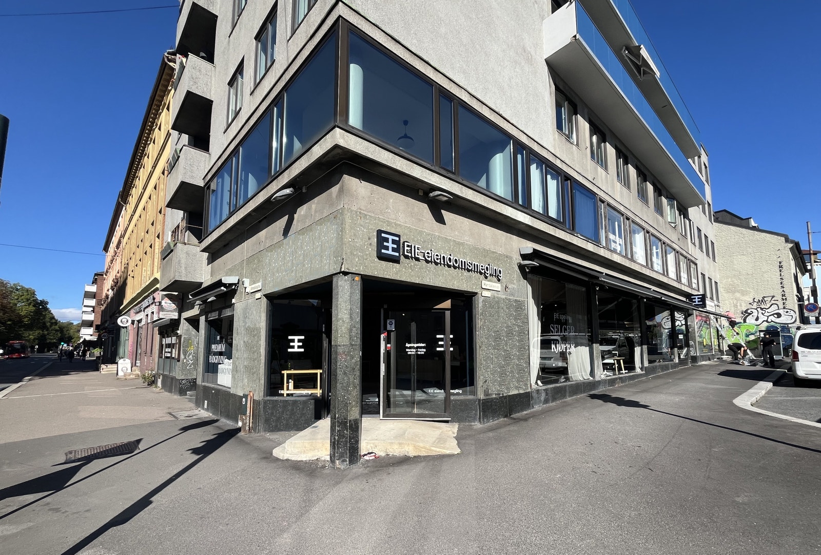 Mulighet for stor uteservering eller utstilling, i et hjørnelokale med vinduer fra til tak langs hele fasaden! Galleribilde