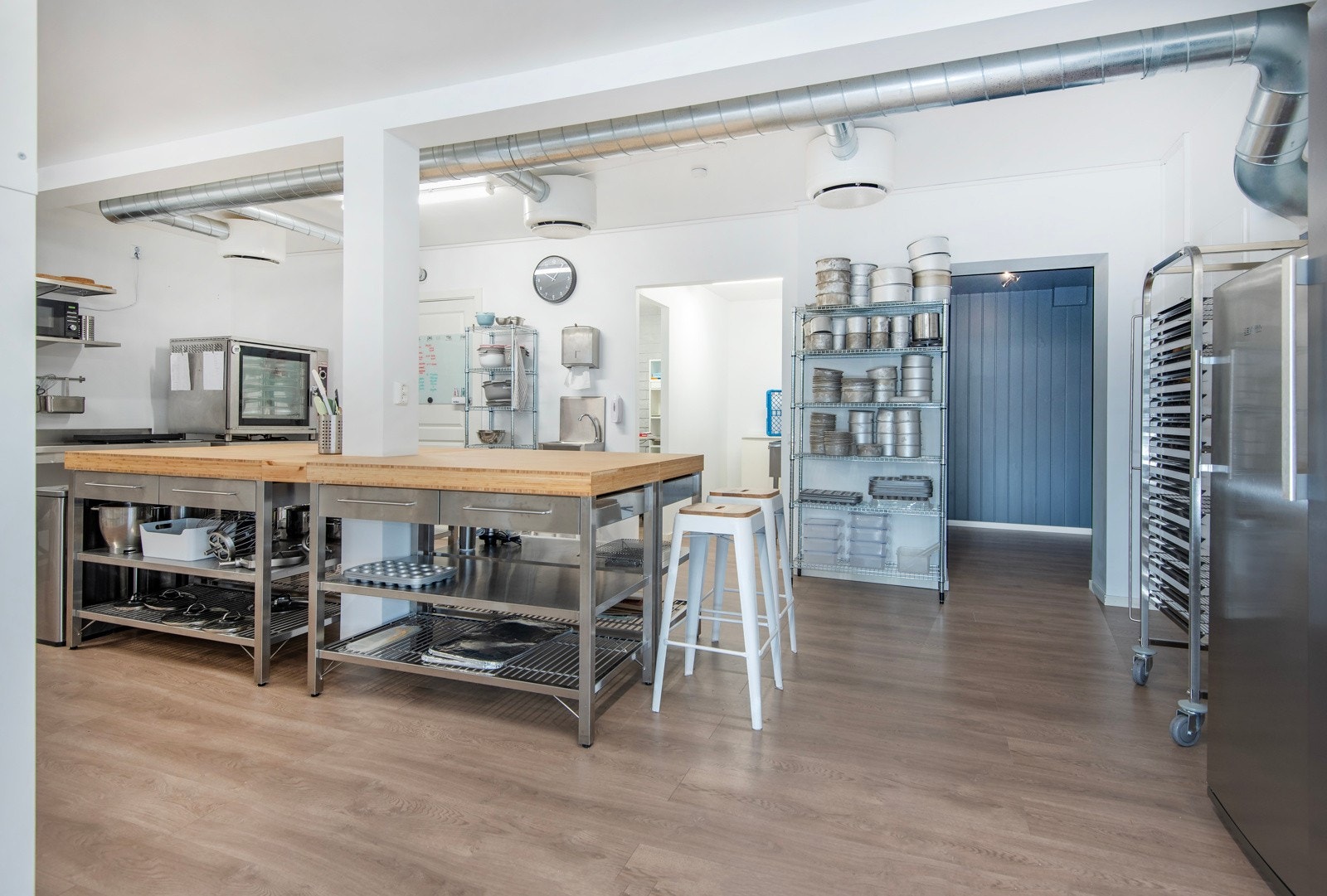 Fra arbeidsrommet er det tilkomst til grovkjøkken, lager, kontor og vaskerom. Galleribilde
